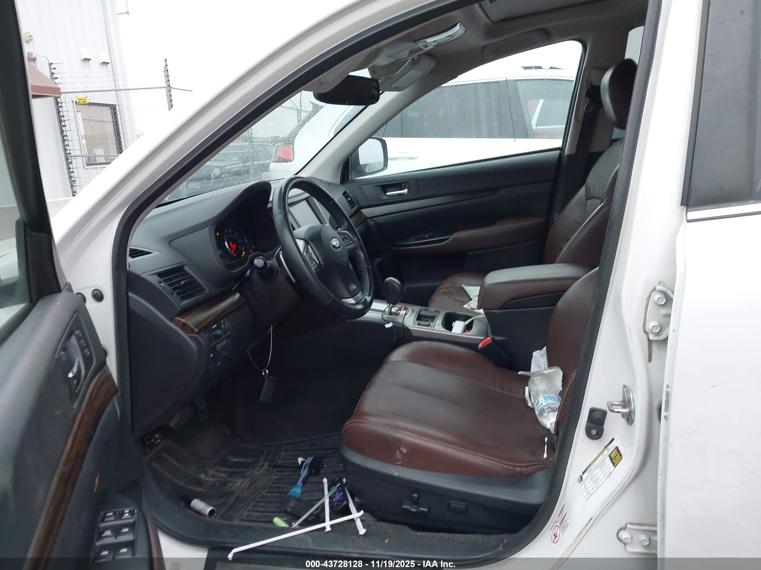 SUBARU OUTBACK image 5