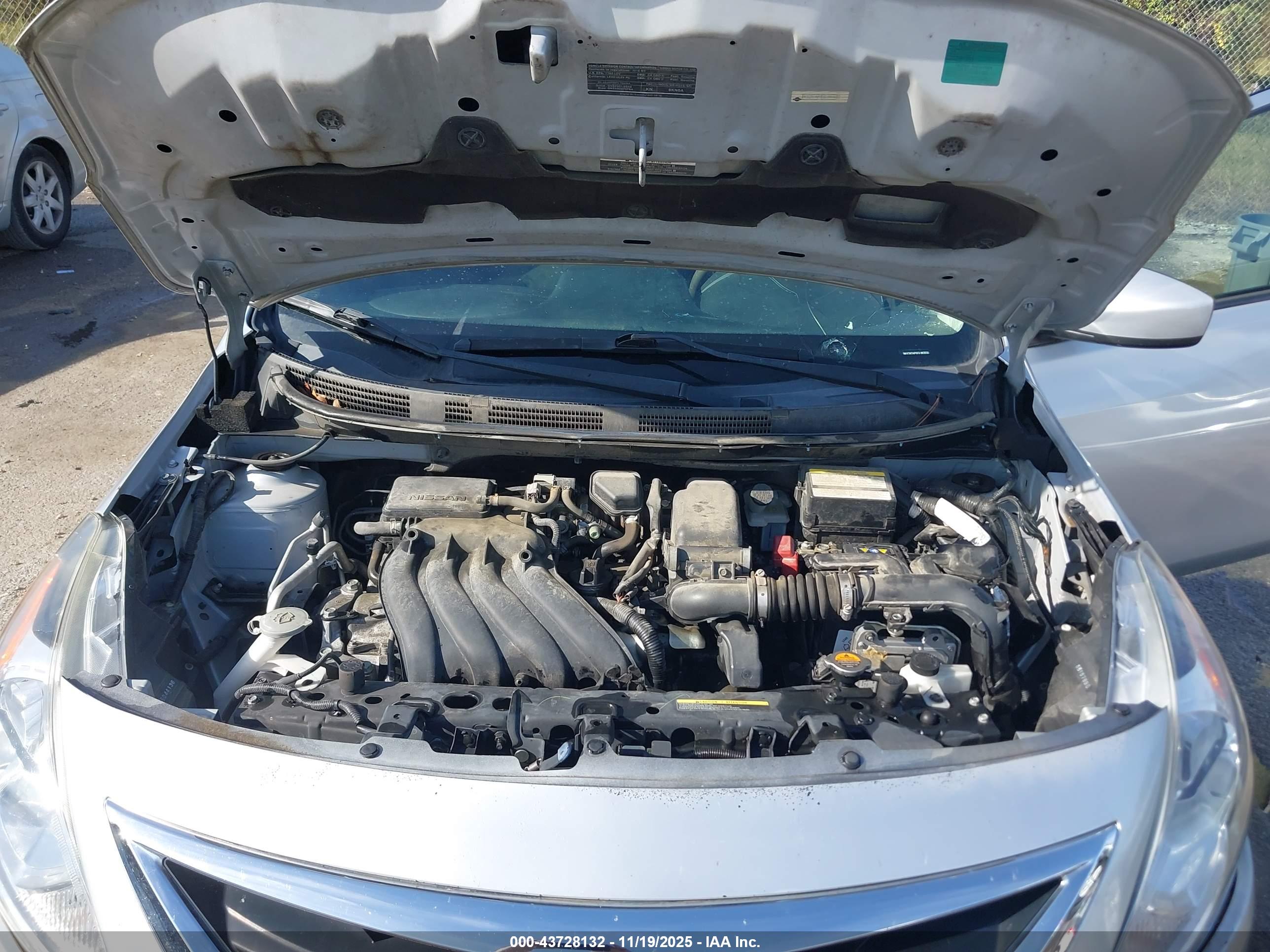 NISSAN VERSA image 10