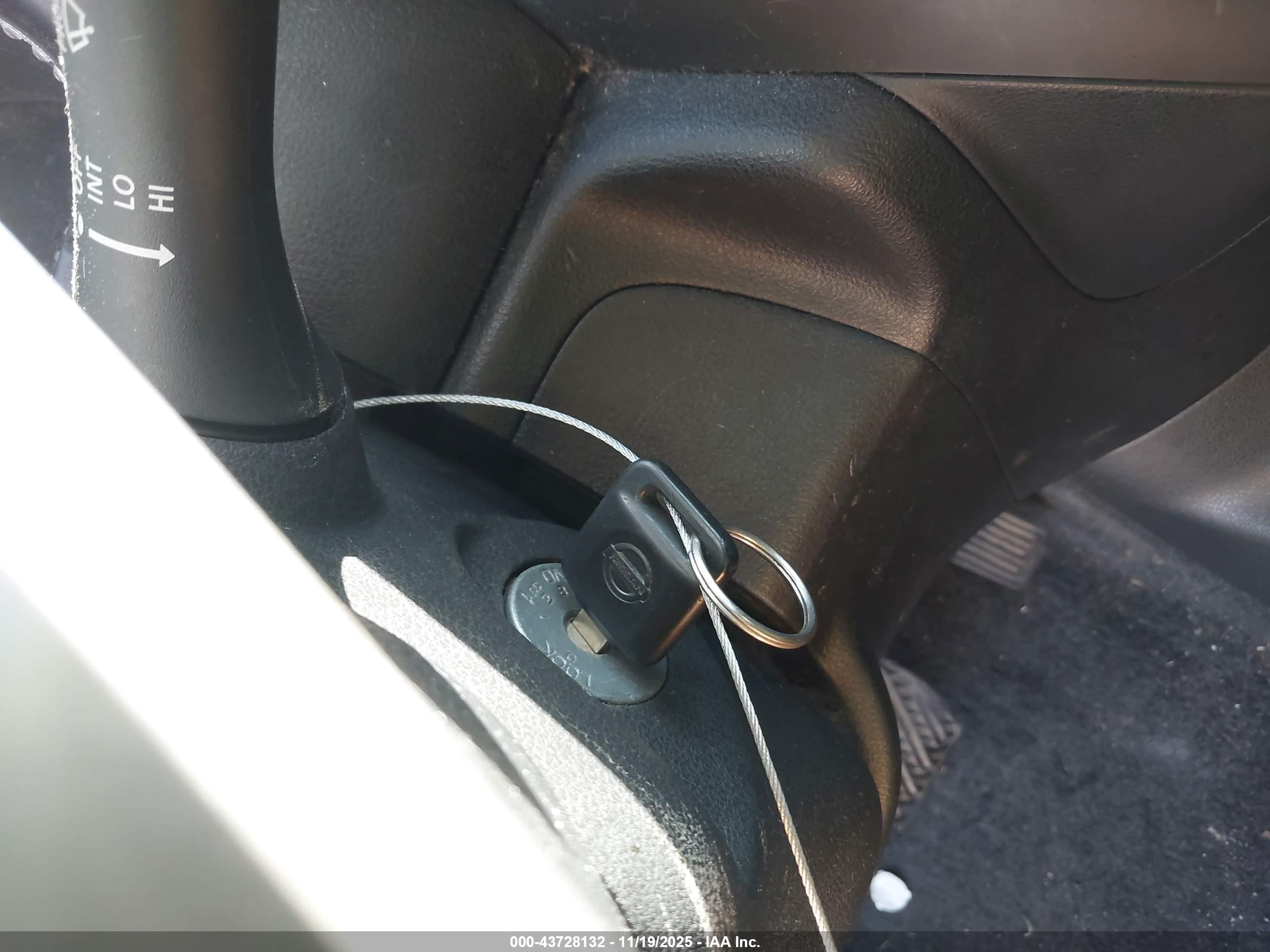 NISSAN VERSA image 11