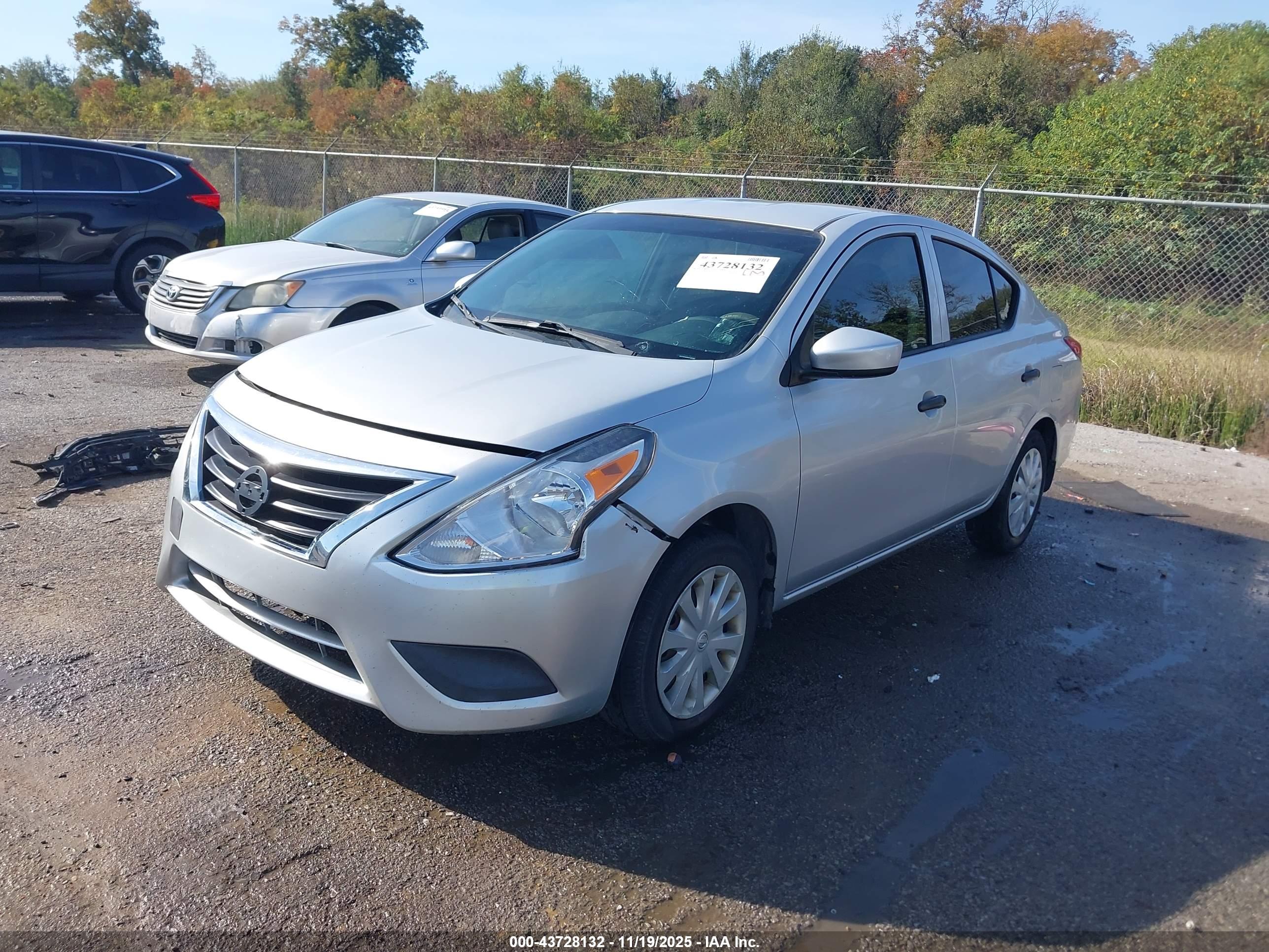 NISSAN VERSA image 2