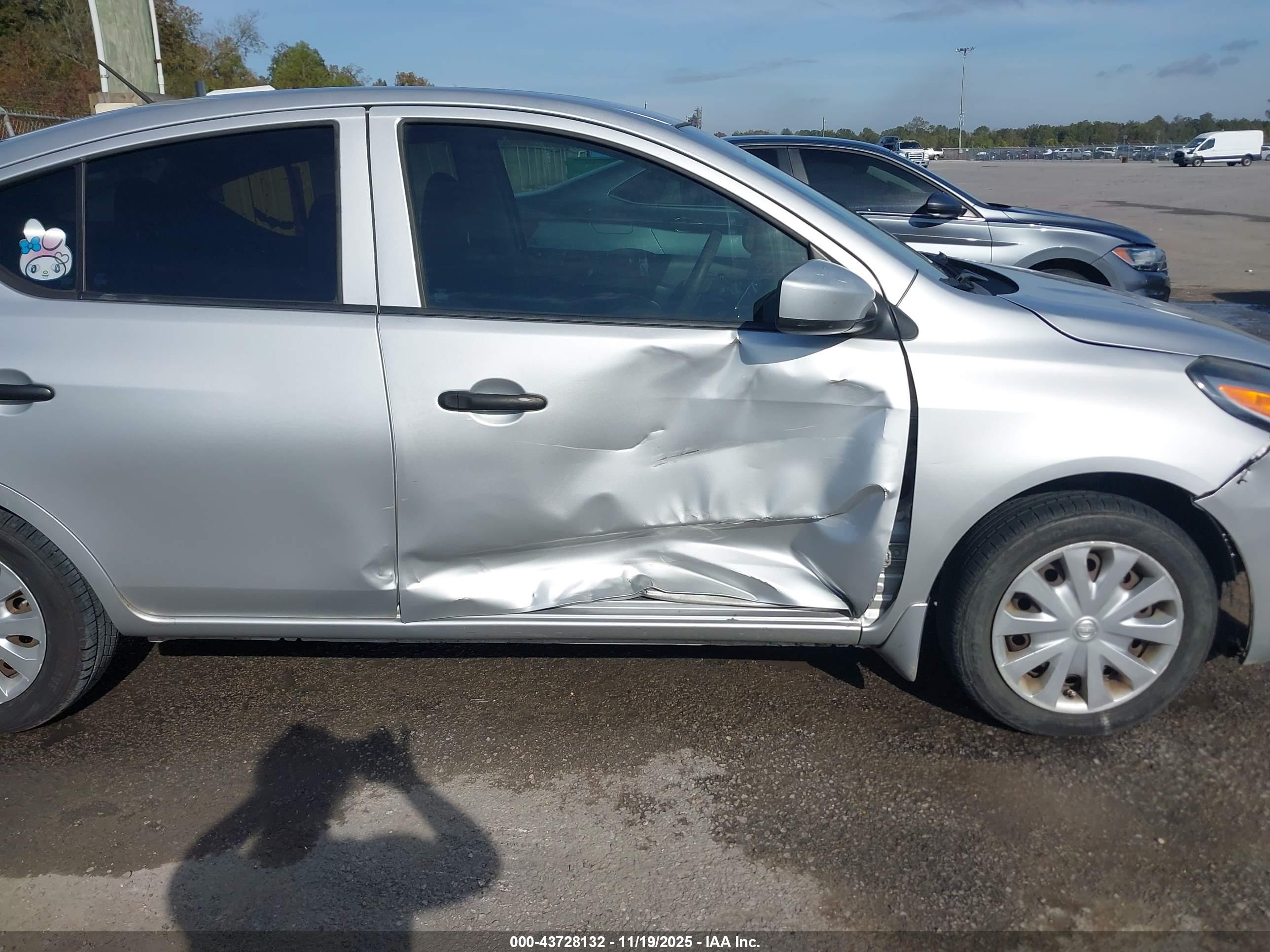 NISSAN VERSA image 6