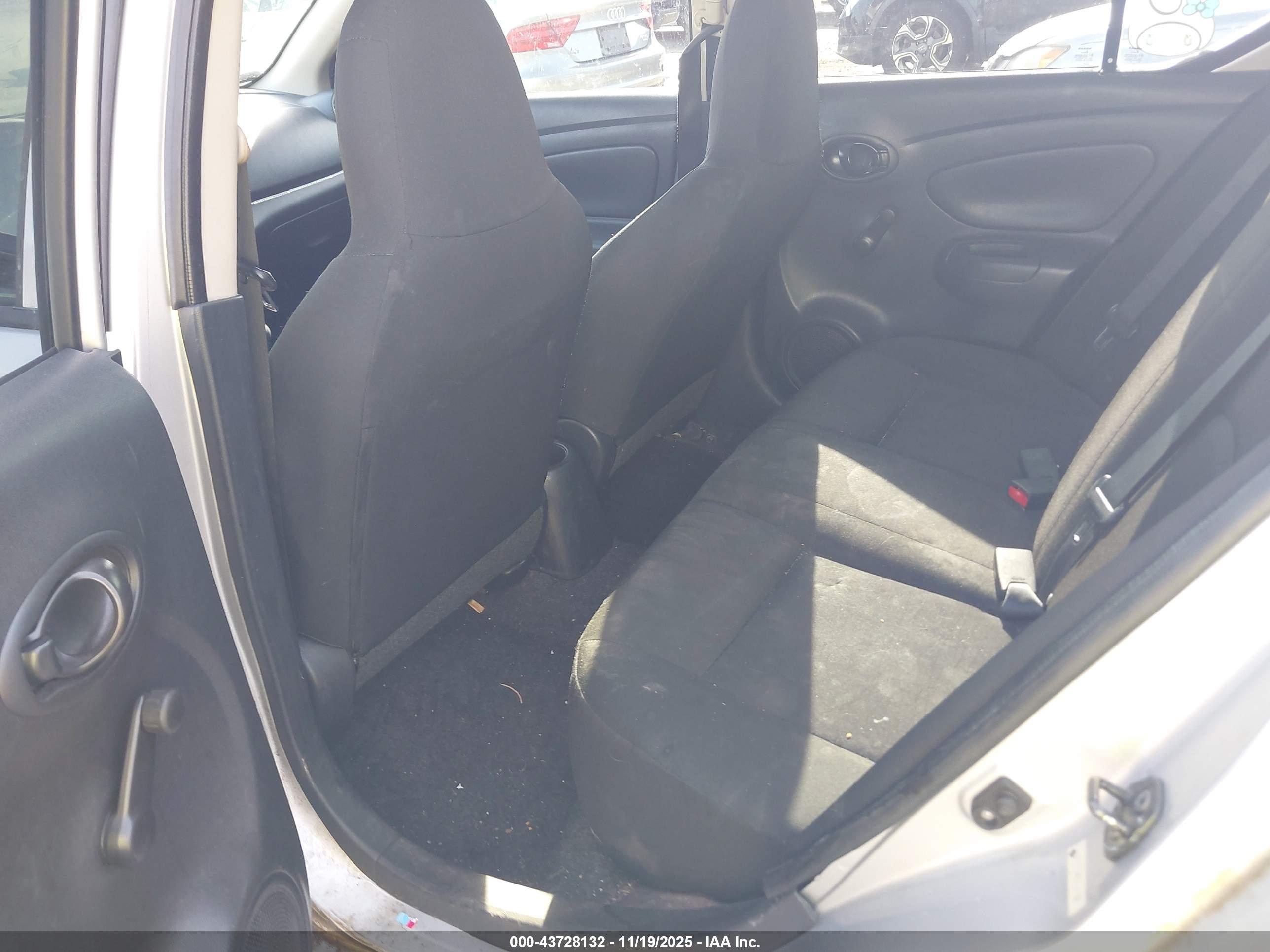 NISSAN VERSA image 8