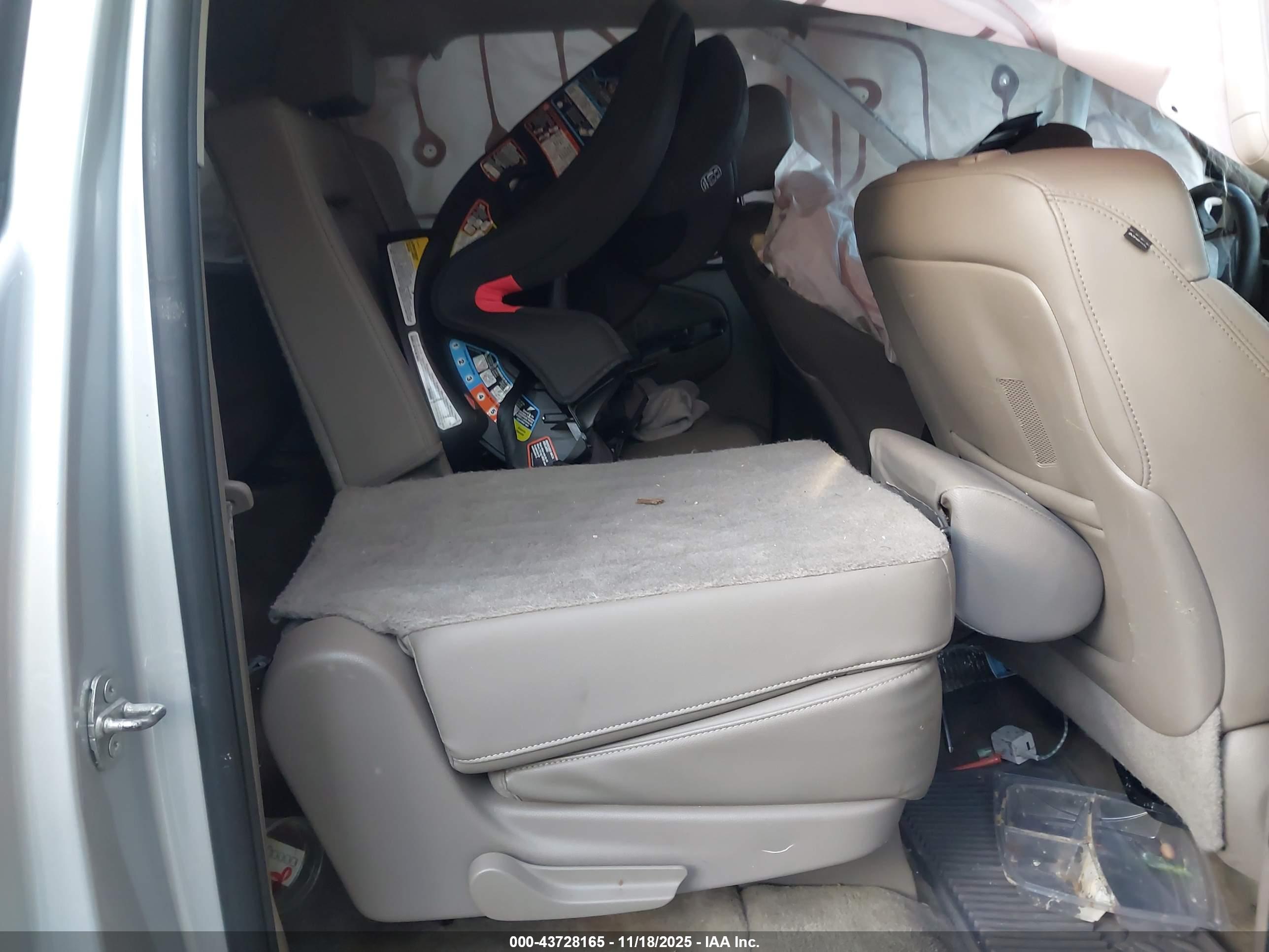 GMC YUKON image 8