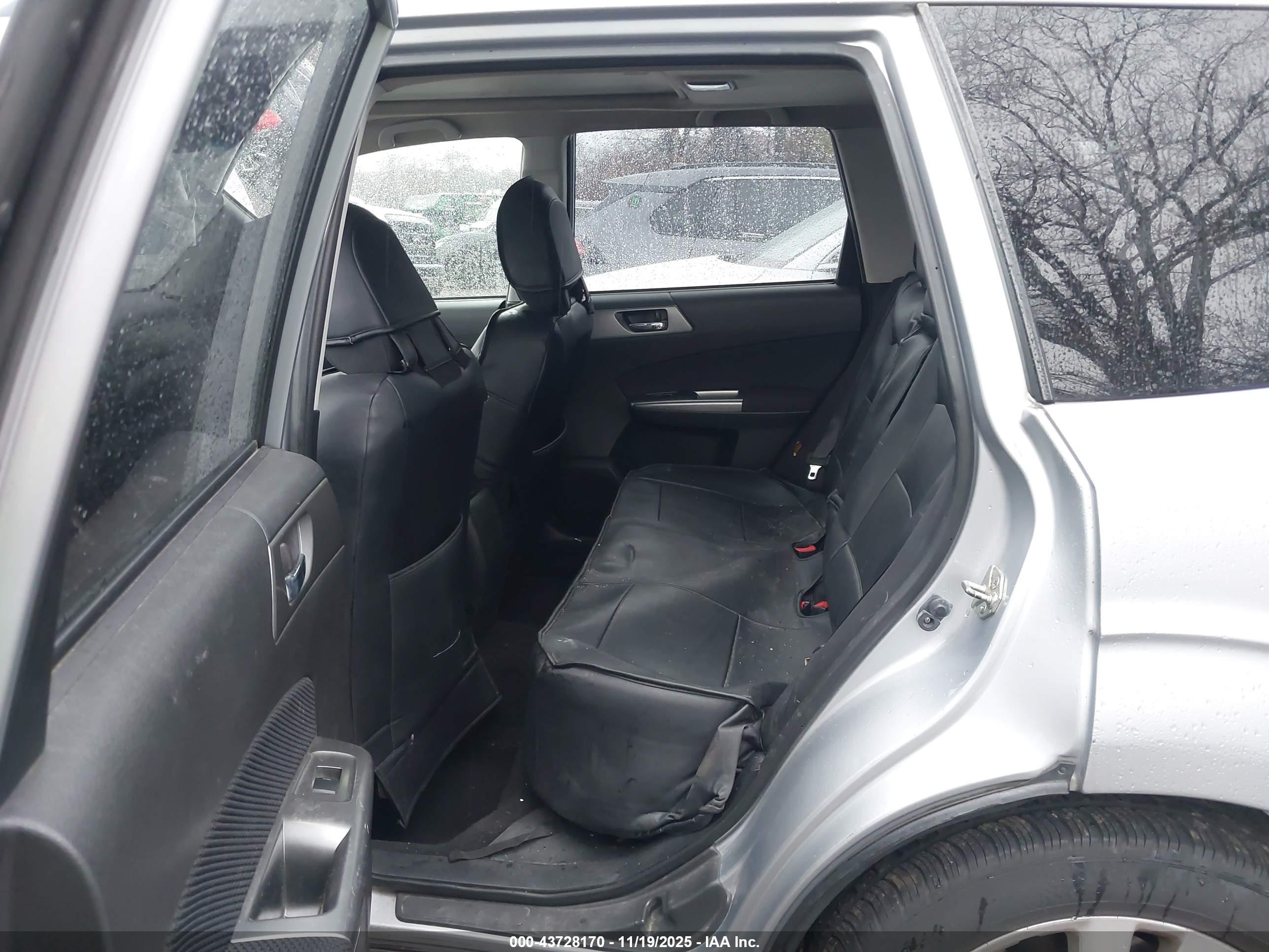 SUBARU FORESTER image 8