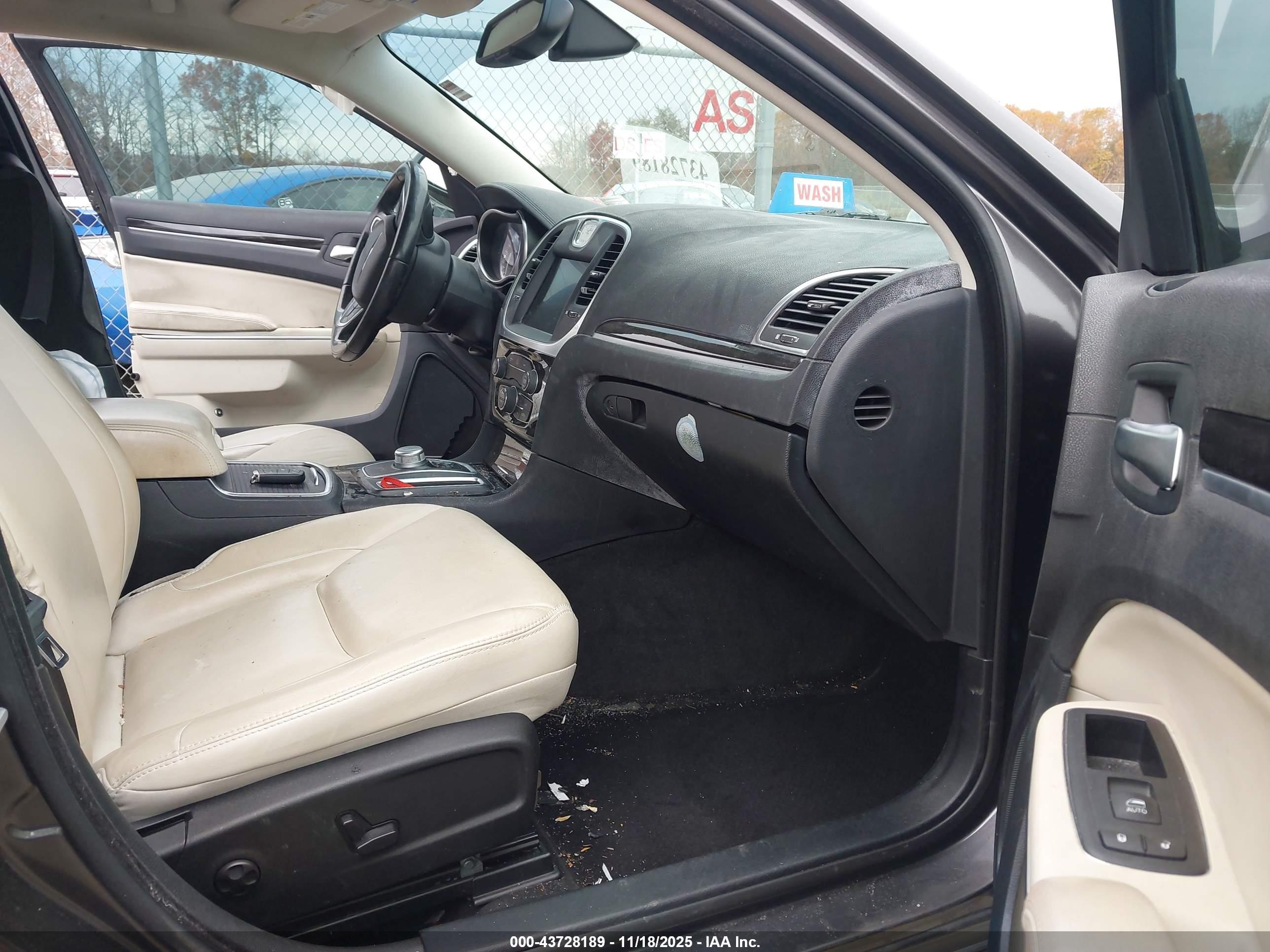 CHRYSLER 300 image 5