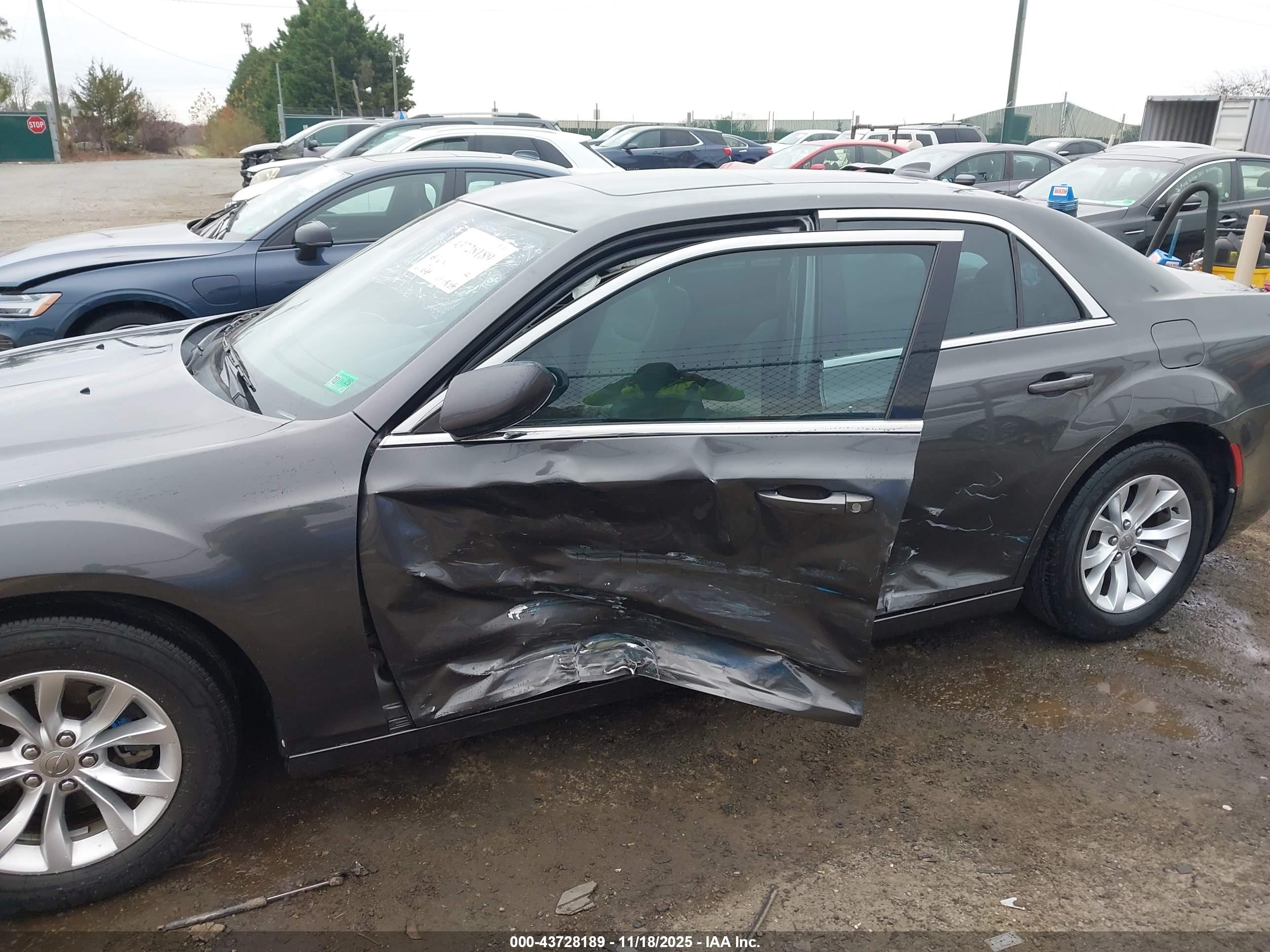 CHRYSLER 300 image 6