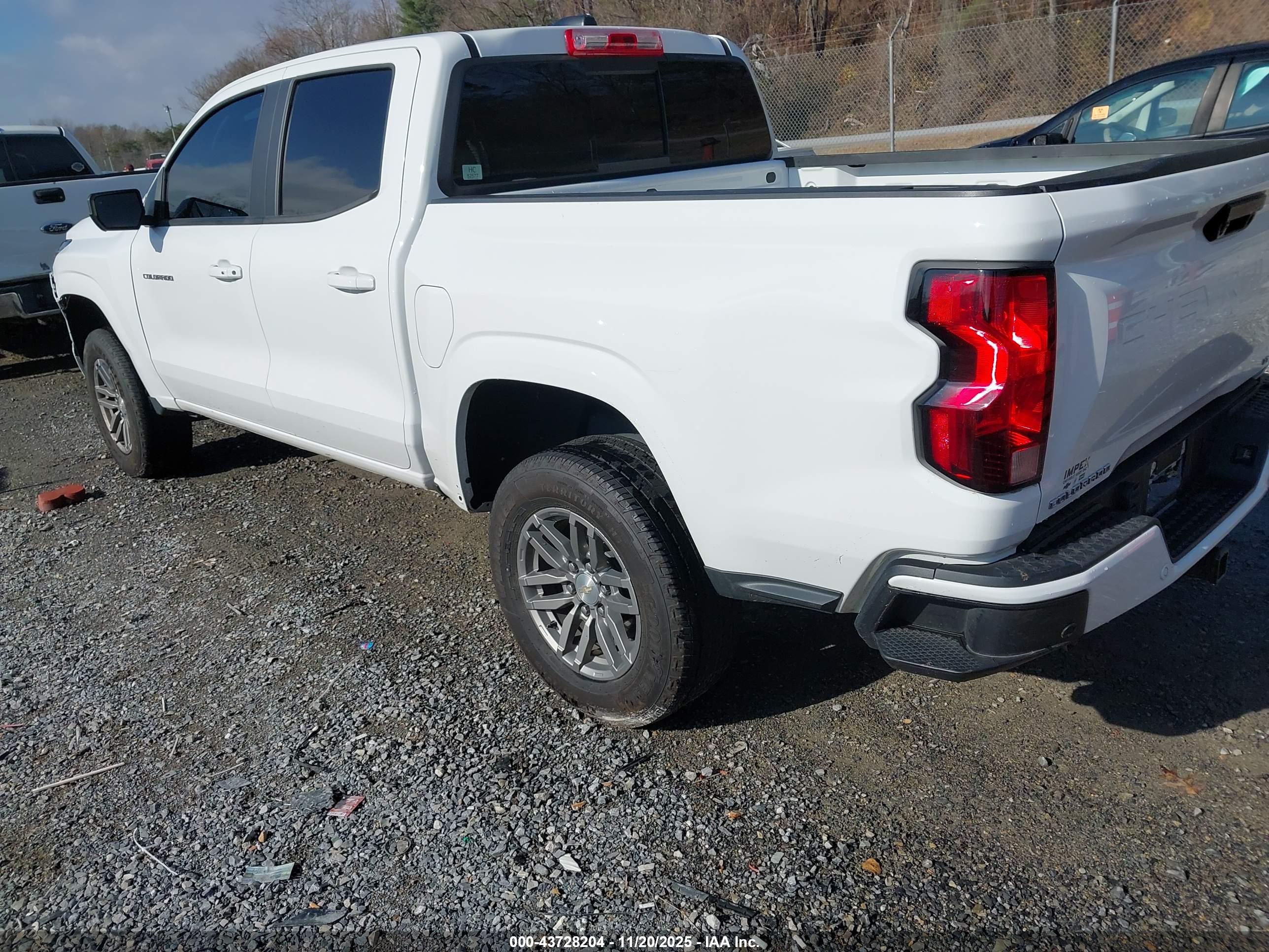 CHEVROLET COLORADO image 3
