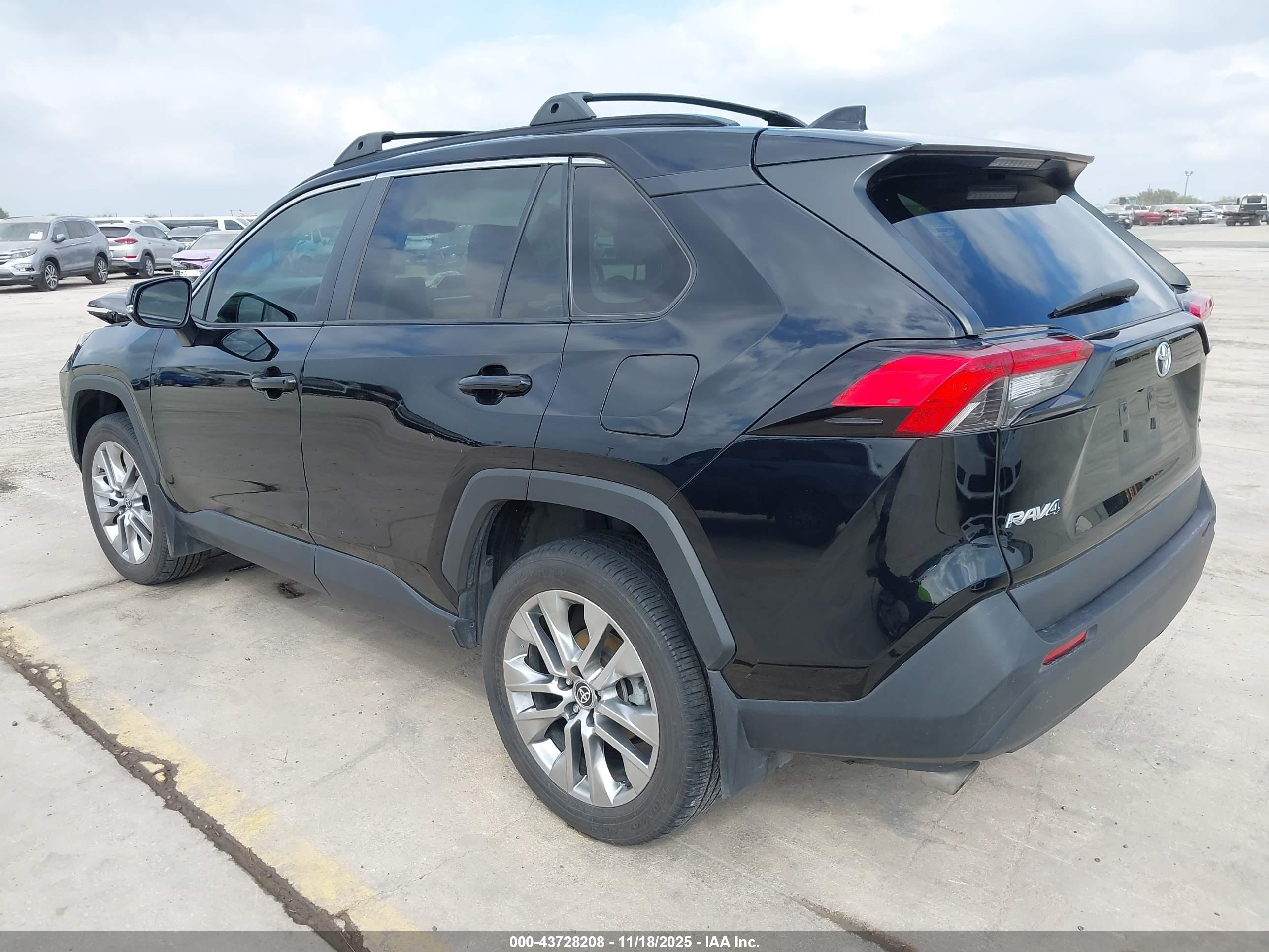 TOYOTA RAV4 image 3