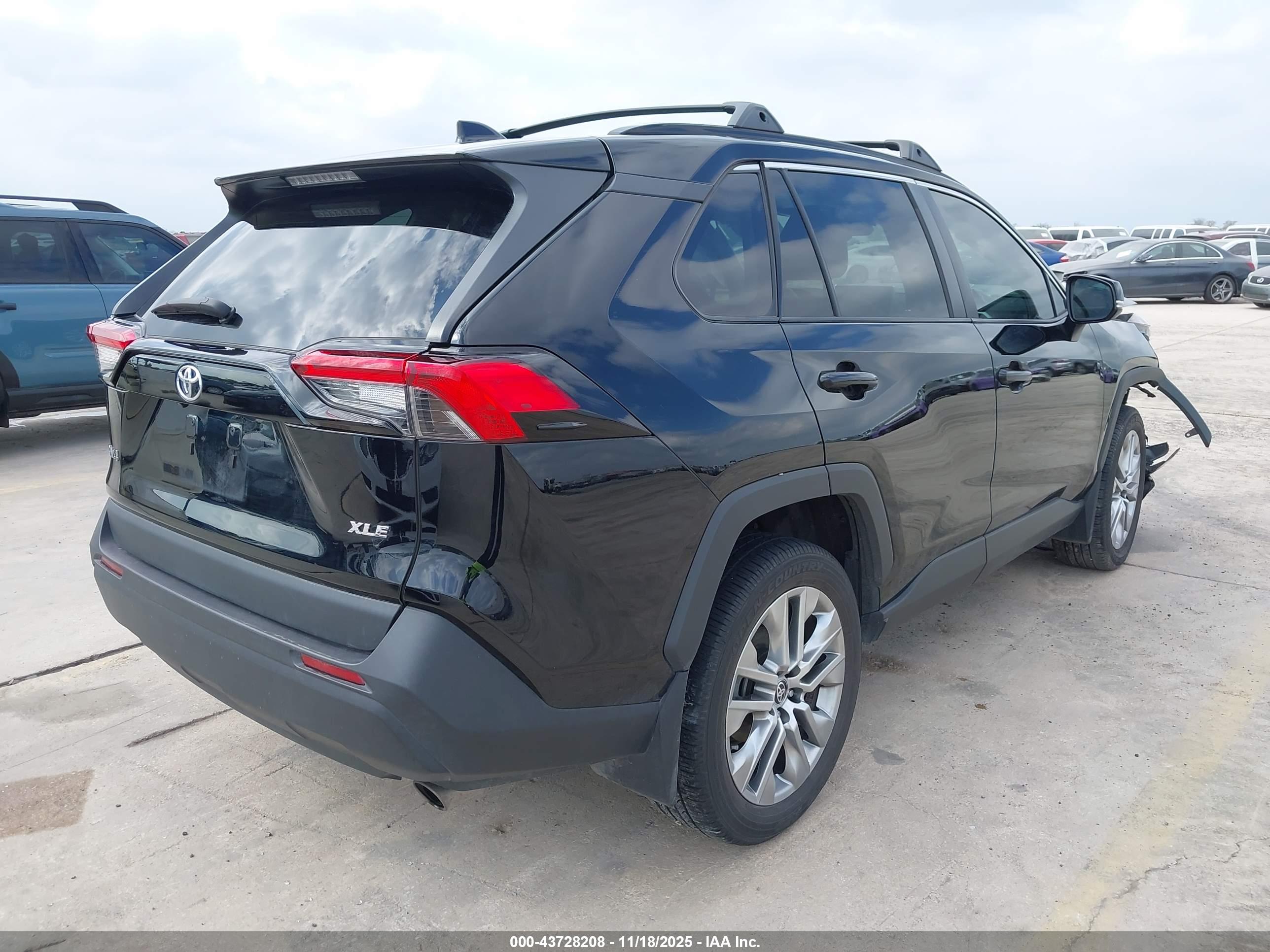 TOYOTA RAV4 image 4