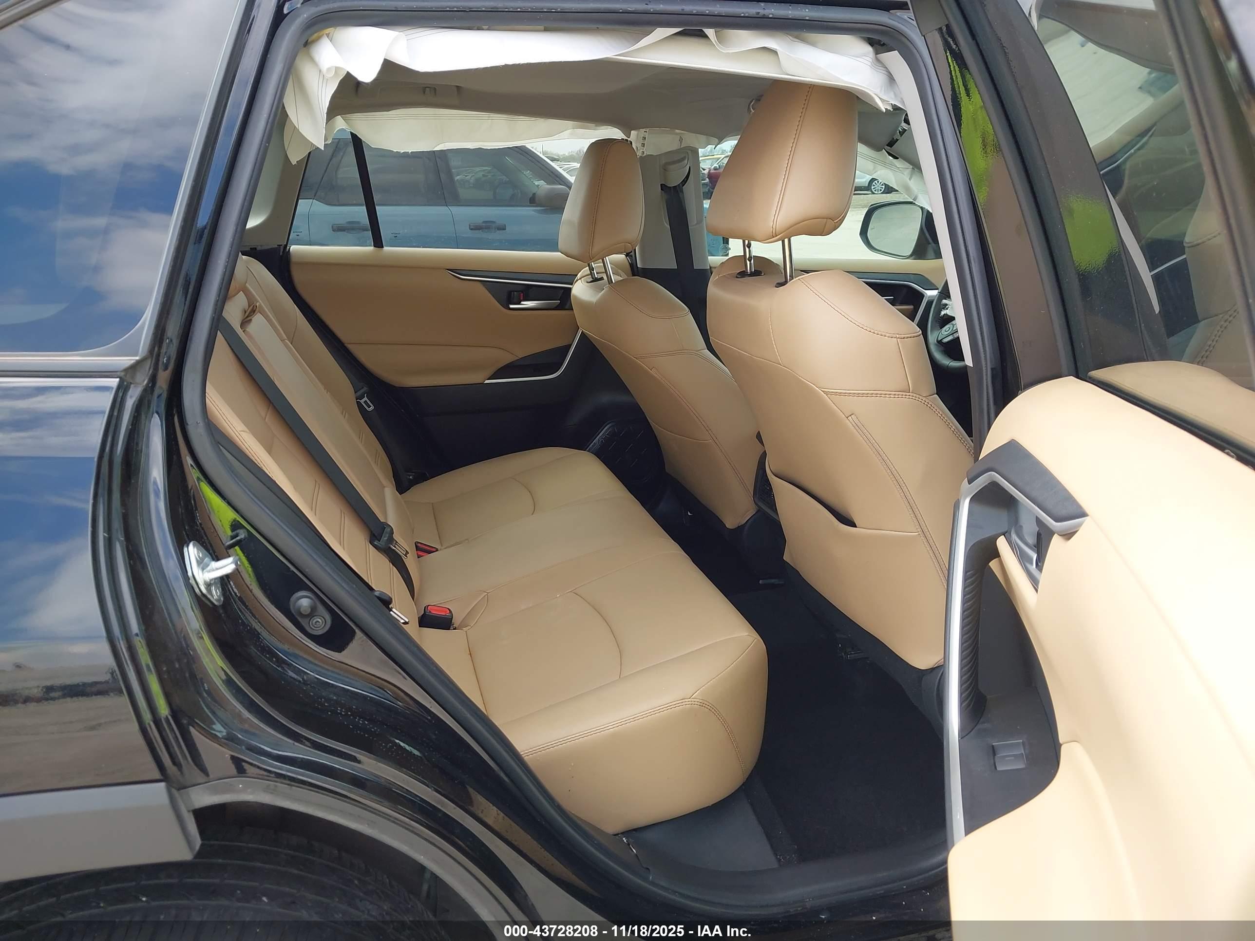 TOYOTA RAV4 image 8