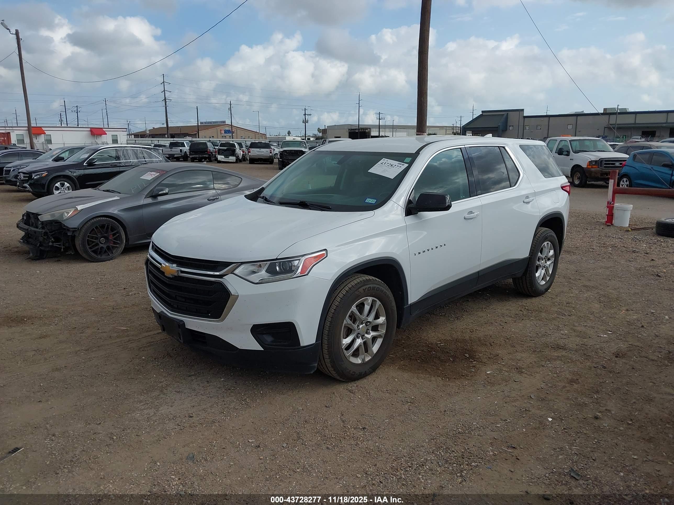 CHEVROLET TRAVERSE image 2