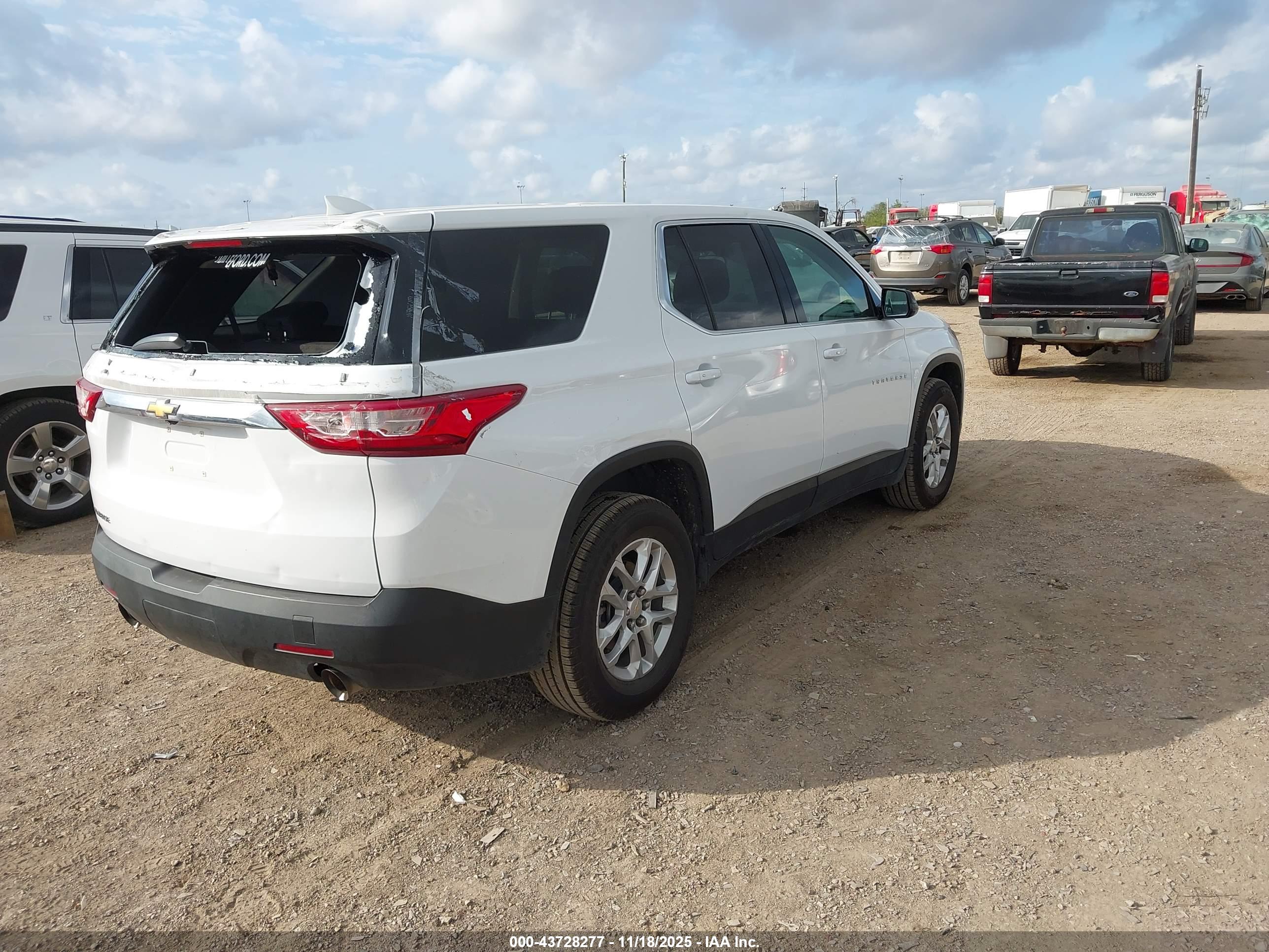 CHEVROLET TRAVERSE image 4