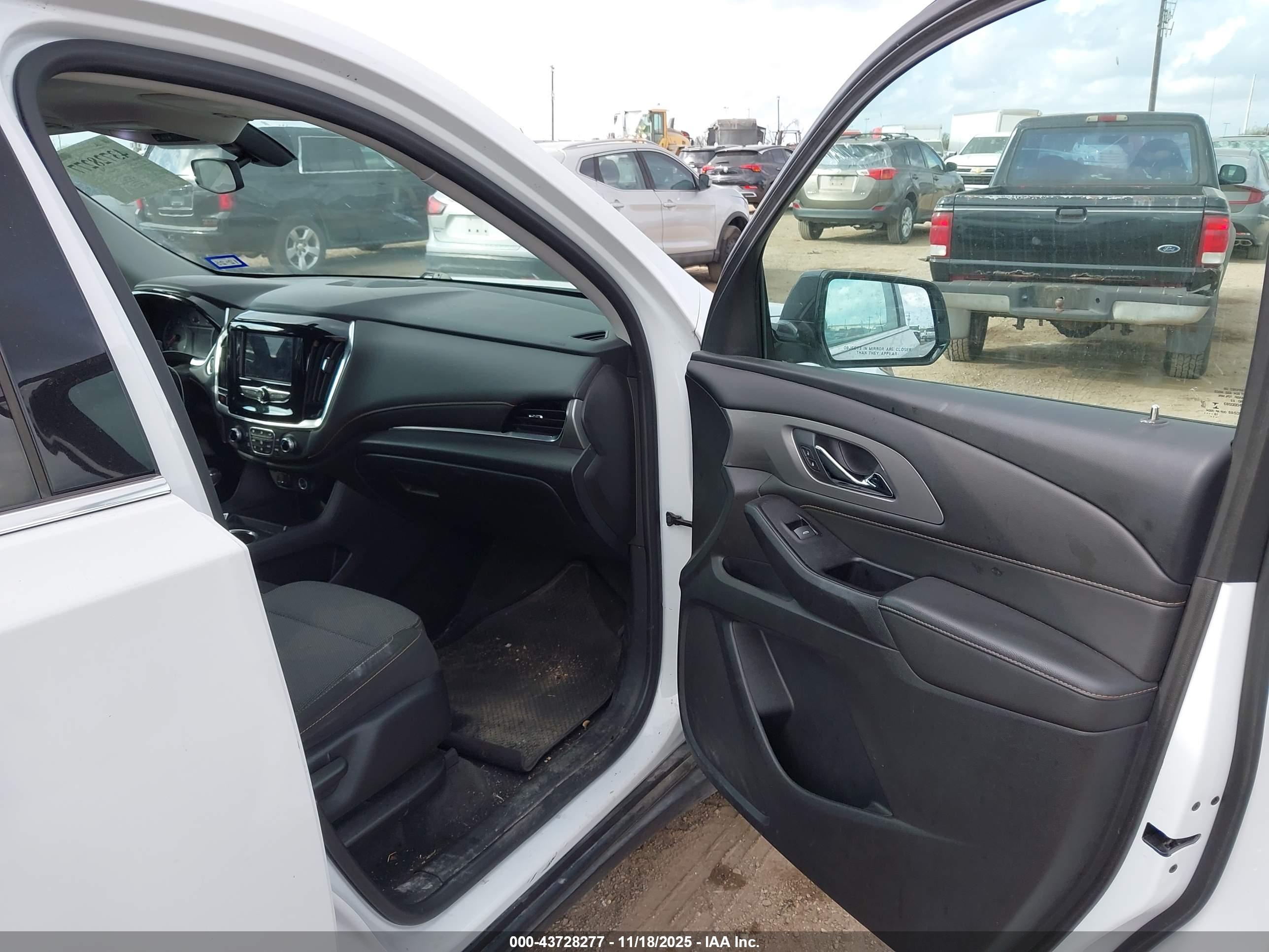CHEVROLET TRAVERSE image 5