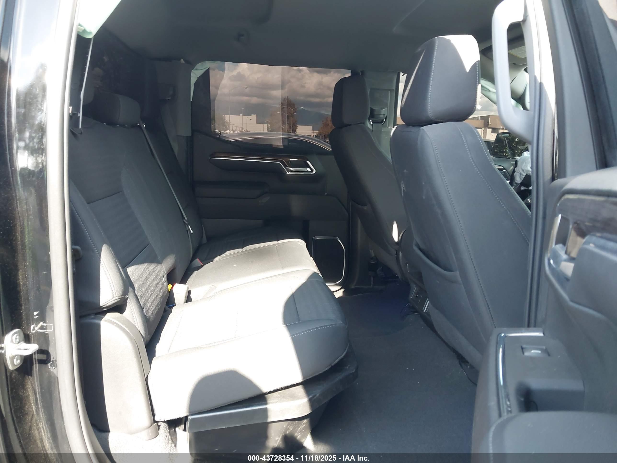 CHEVROLET SILVERADO image 8