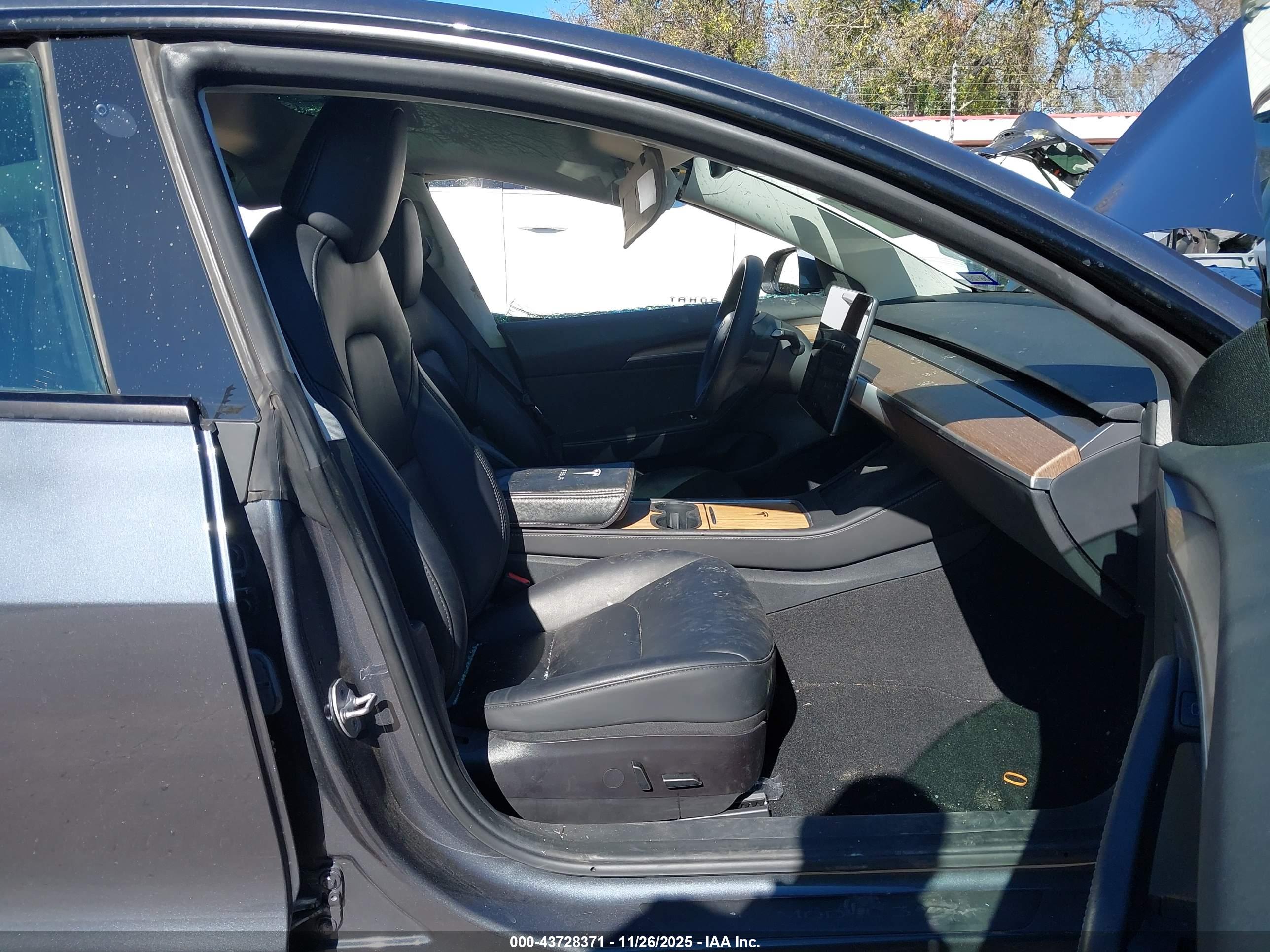 TESLA MODEL image 5