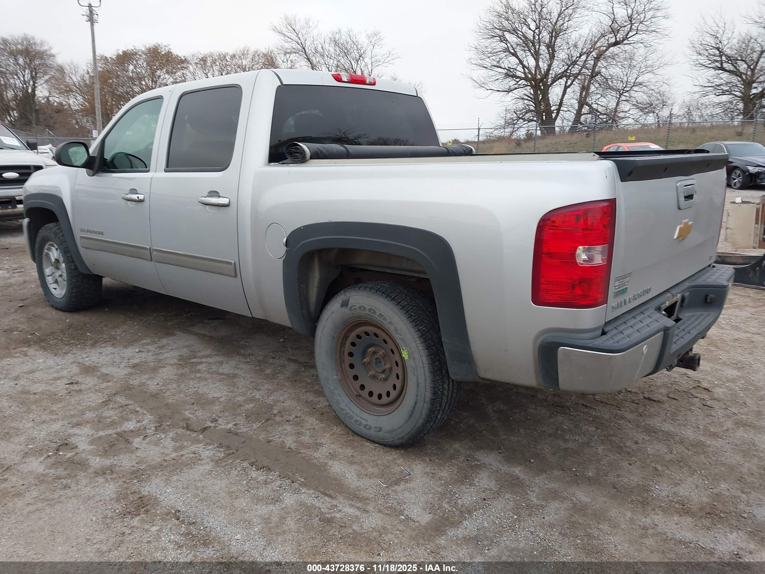 CHEVROLET SILVERADO image 3