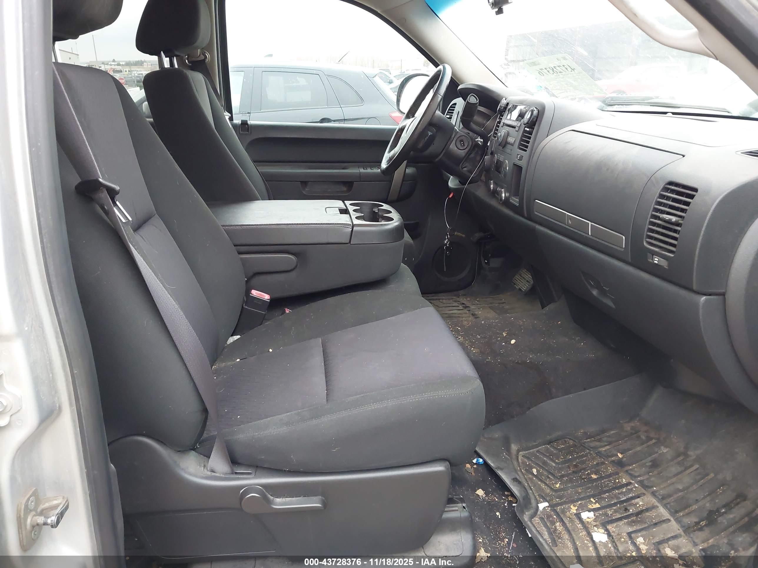 CHEVROLET SILVERADO image 5