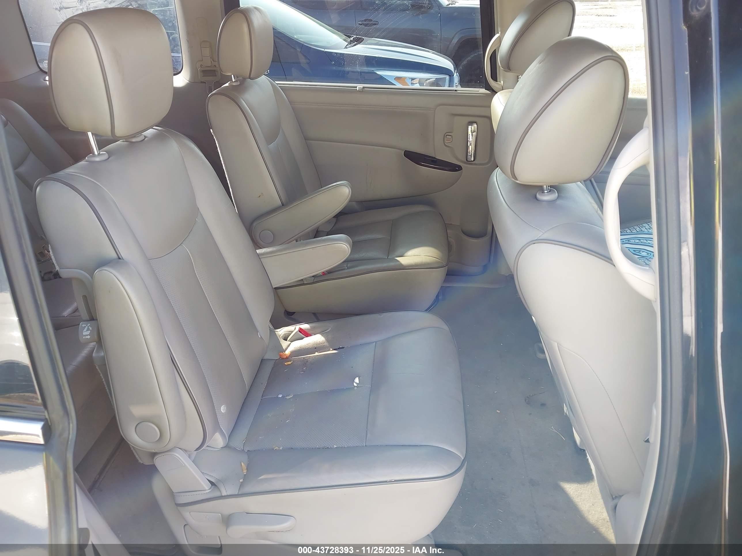 NISSAN QUEST image 8