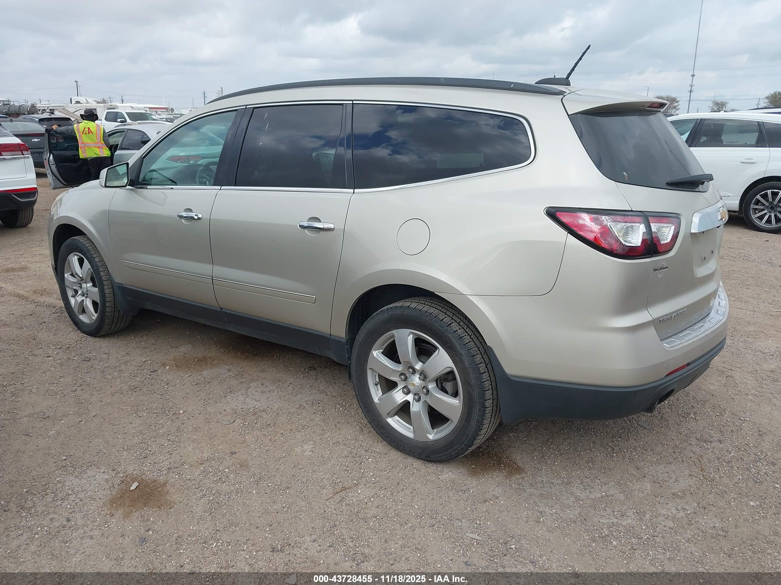 CHEVROLET TRAVERSE image 3
