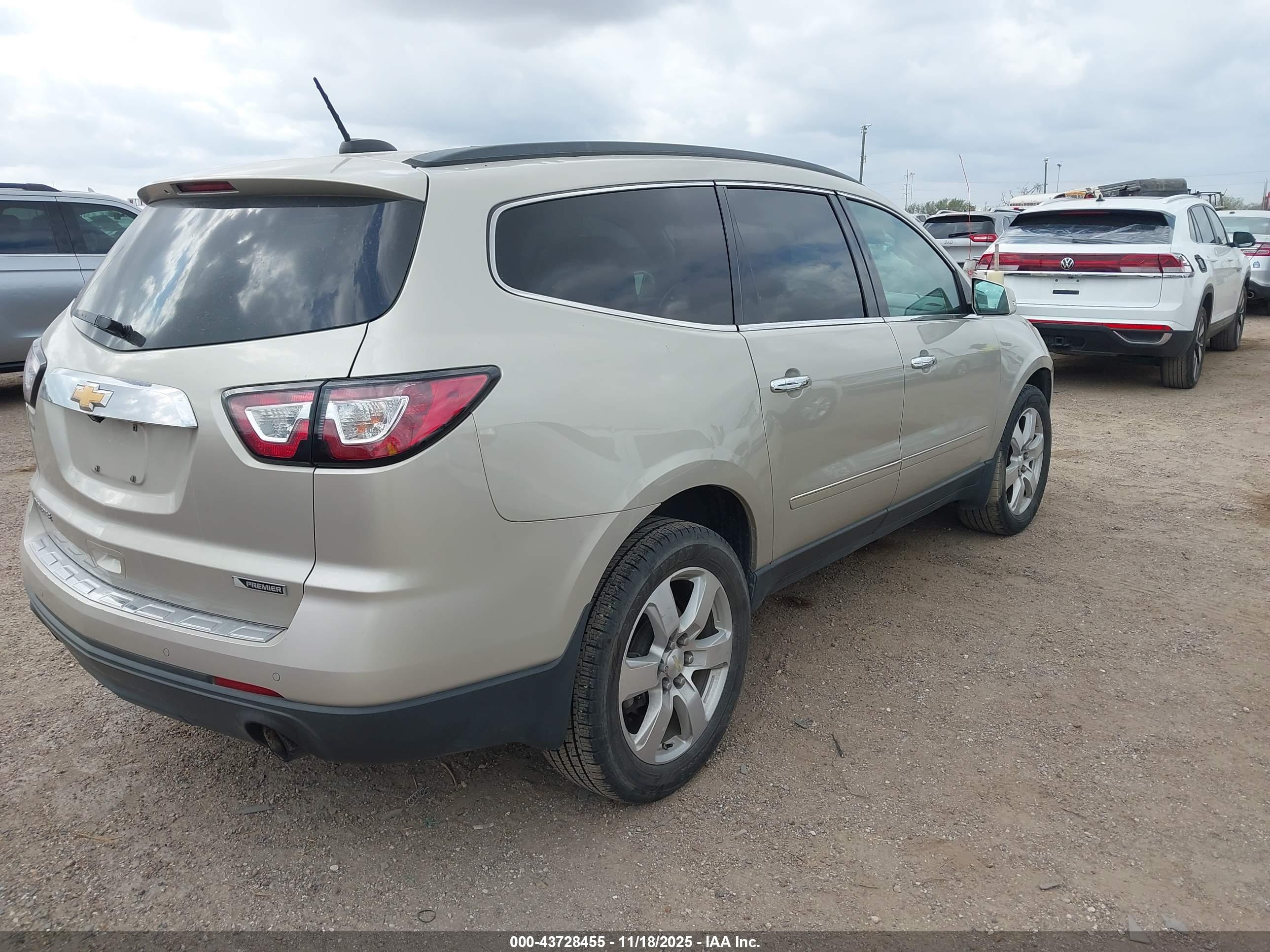 CHEVROLET TRAVERSE image 4