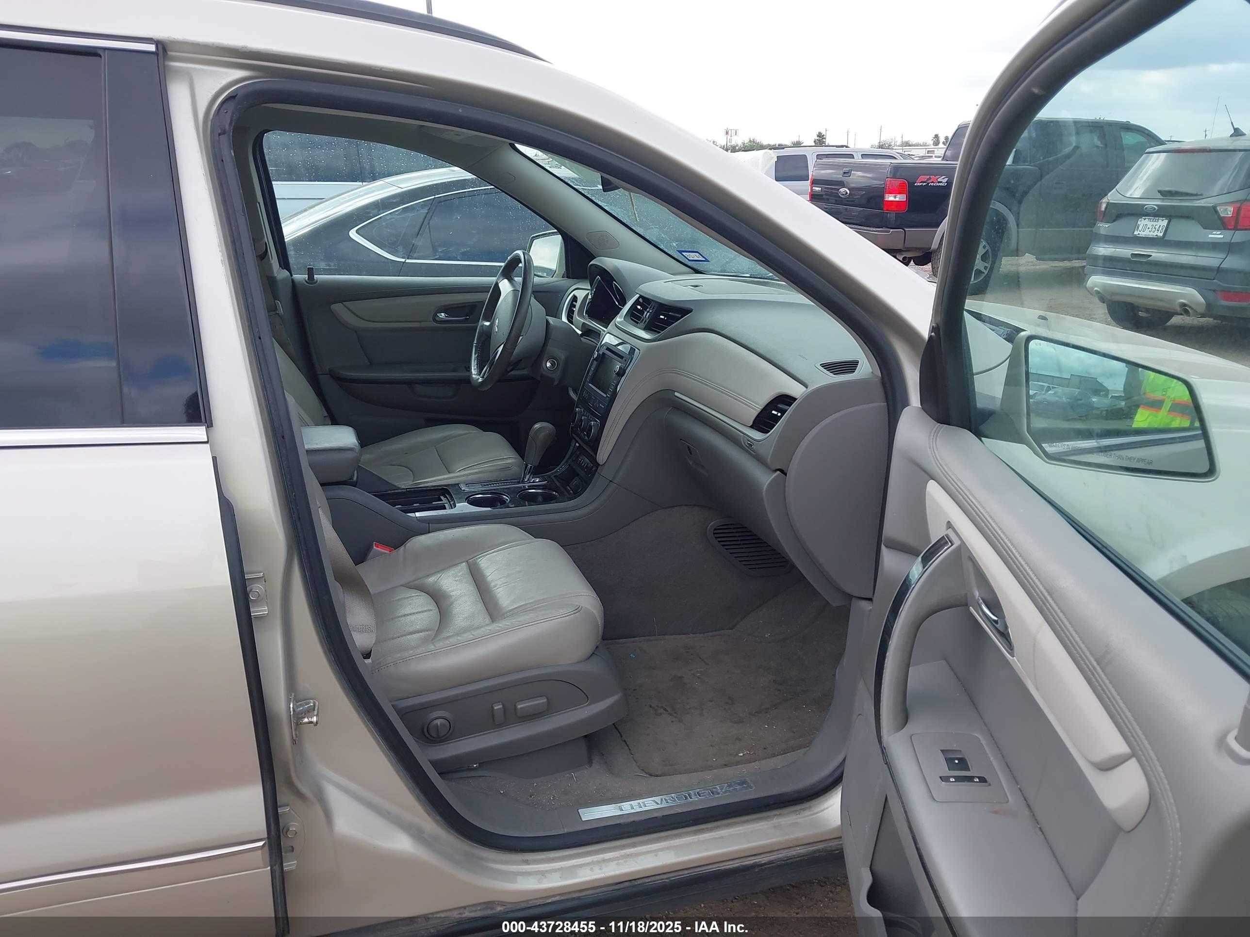 CHEVROLET TRAVERSE image 5