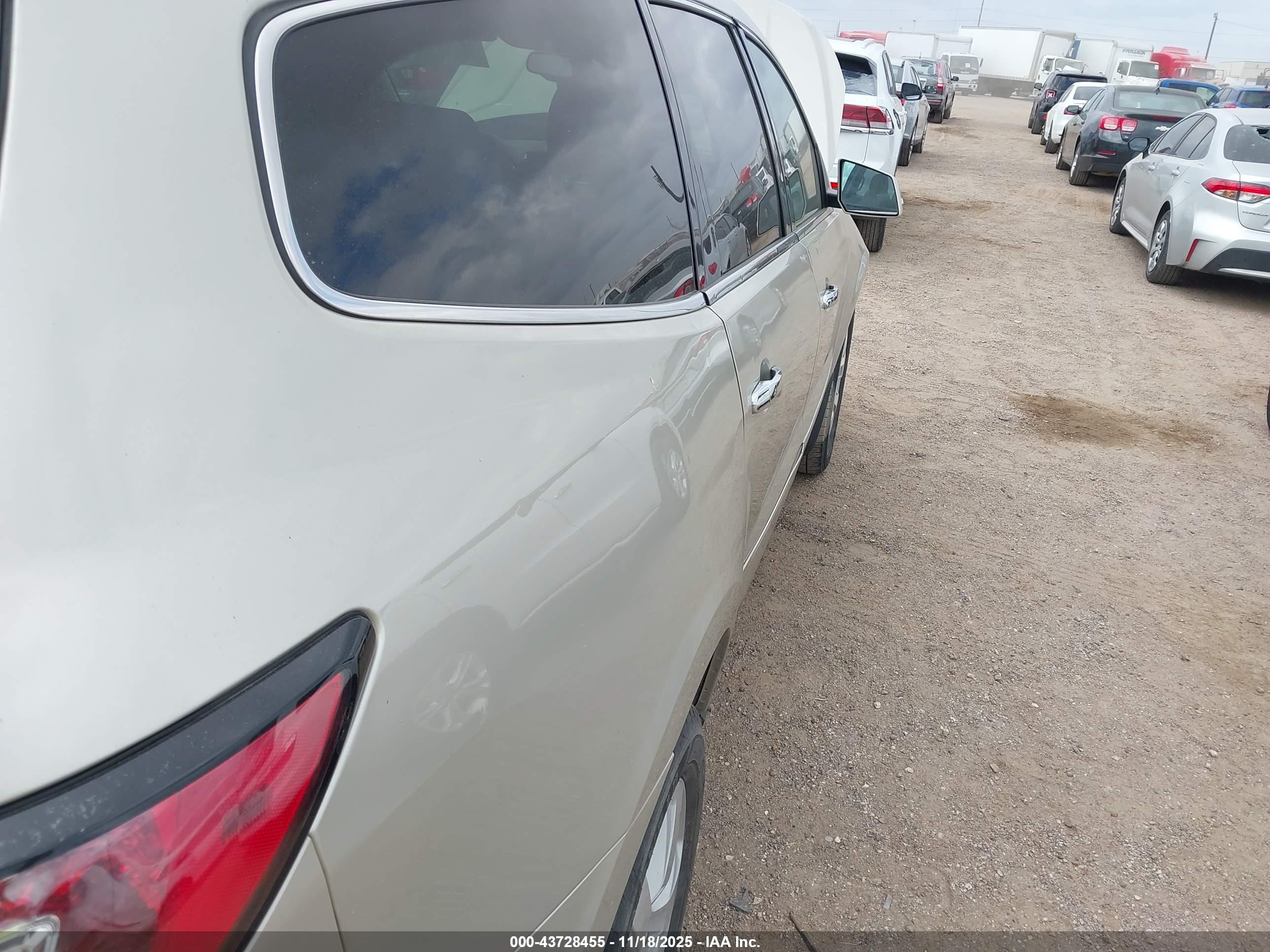 CHEVROLET TRAVERSE image 6