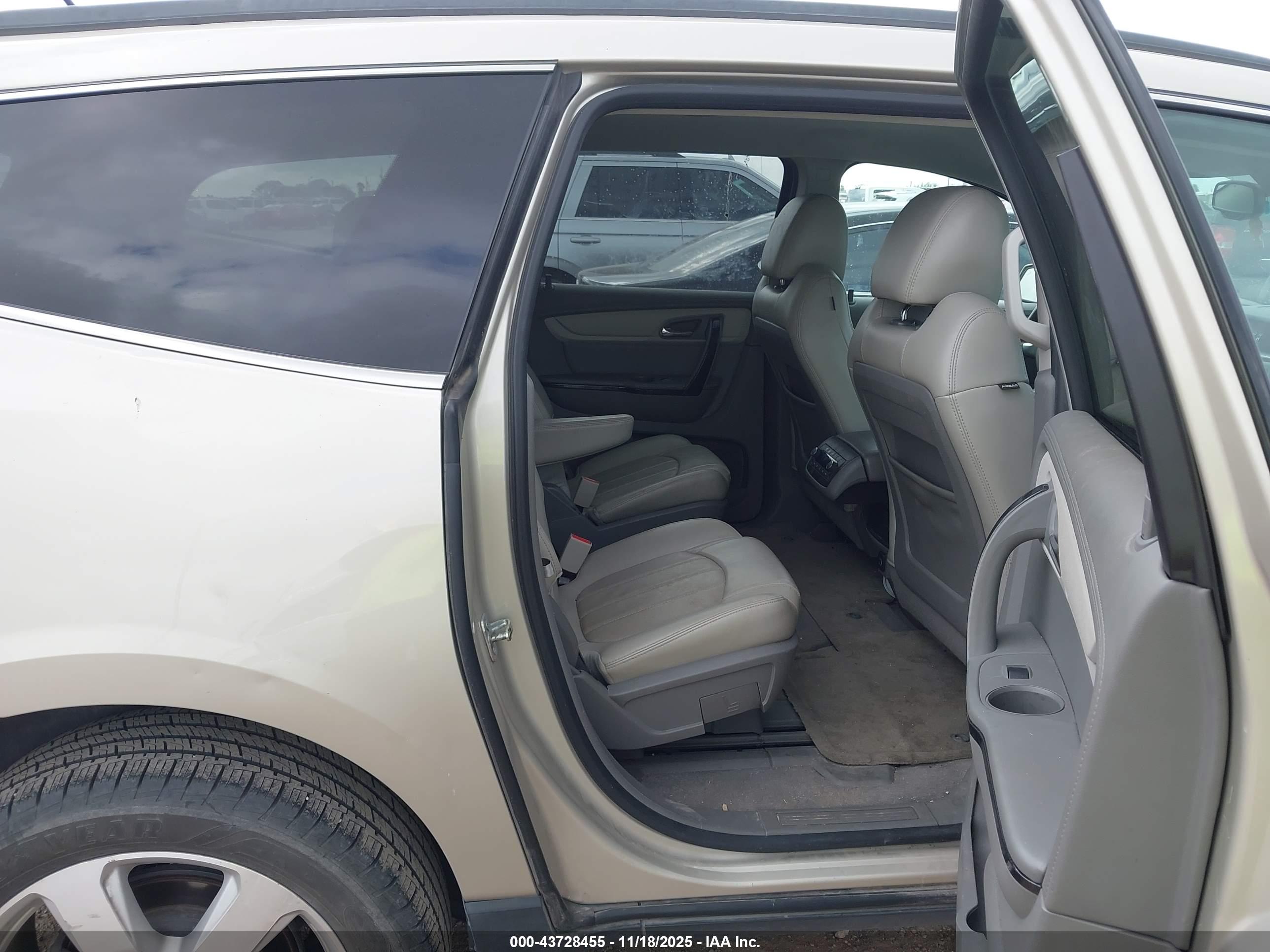 CHEVROLET TRAVERSE image 8