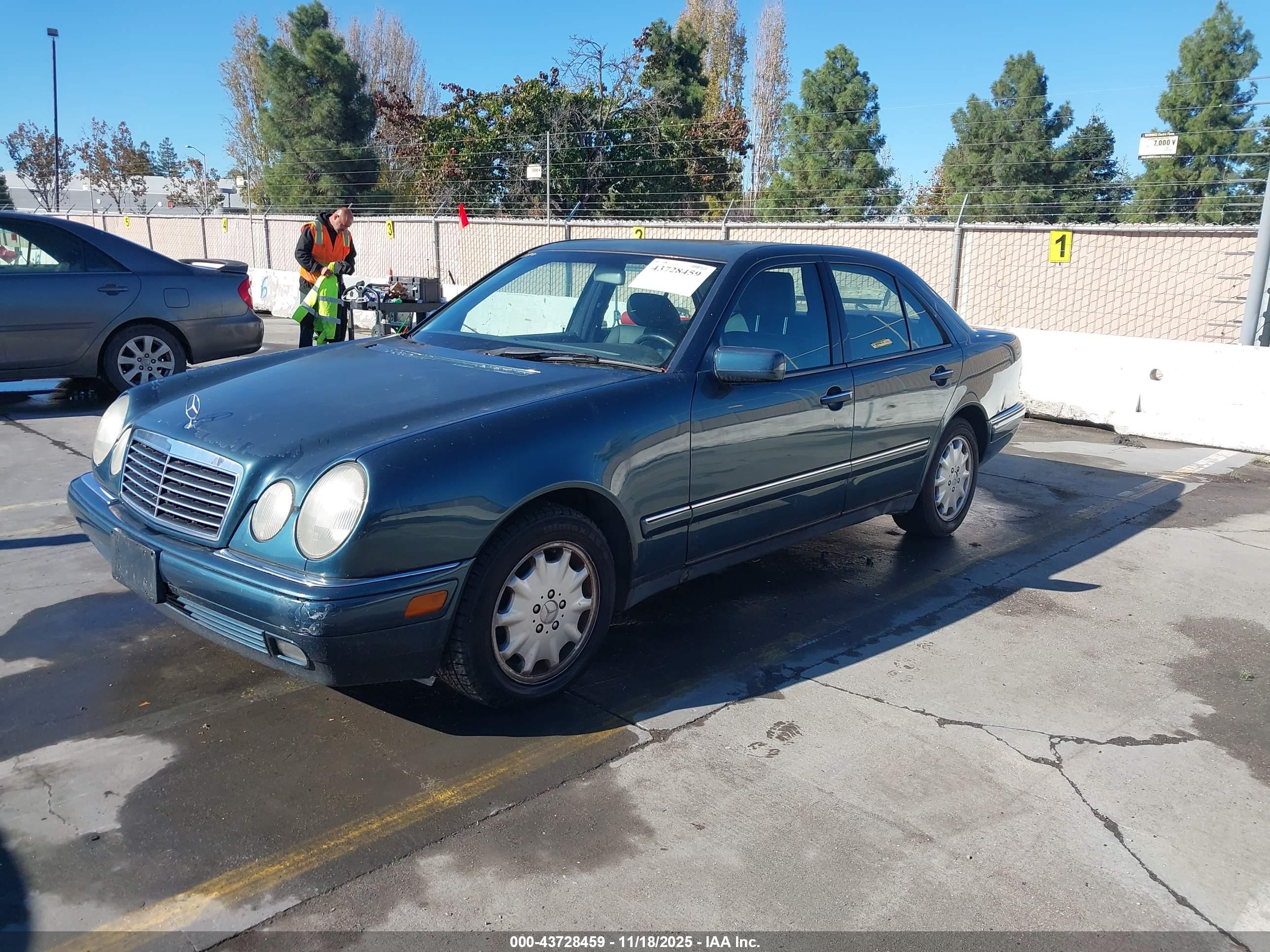 MERCEDES-BENZ E image 2
