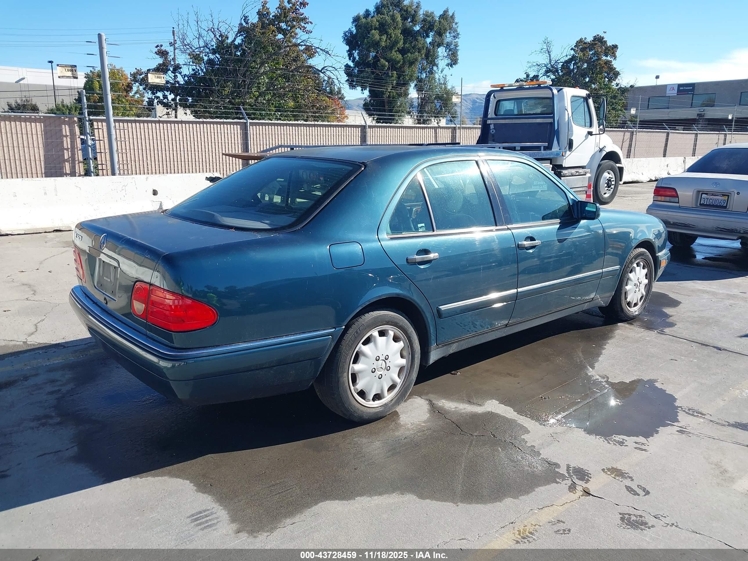 MERCEDES-BENZ E image 4