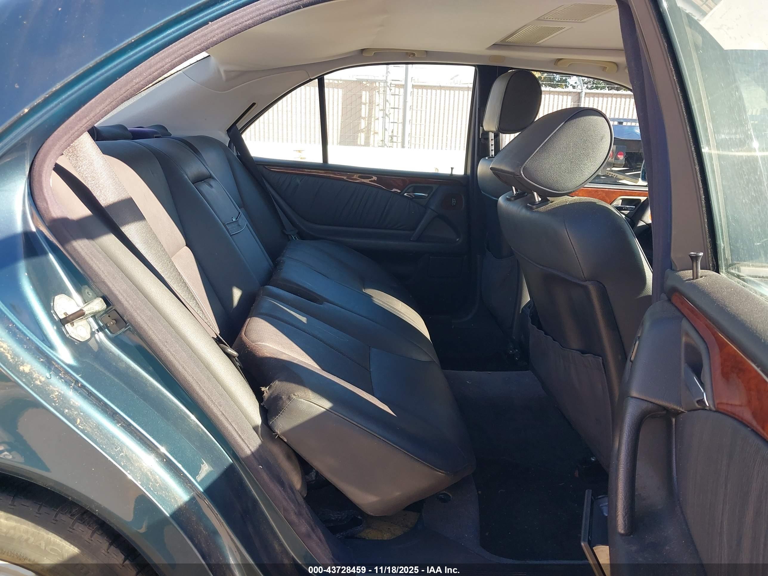 MERCEDES-BENZ E image 8