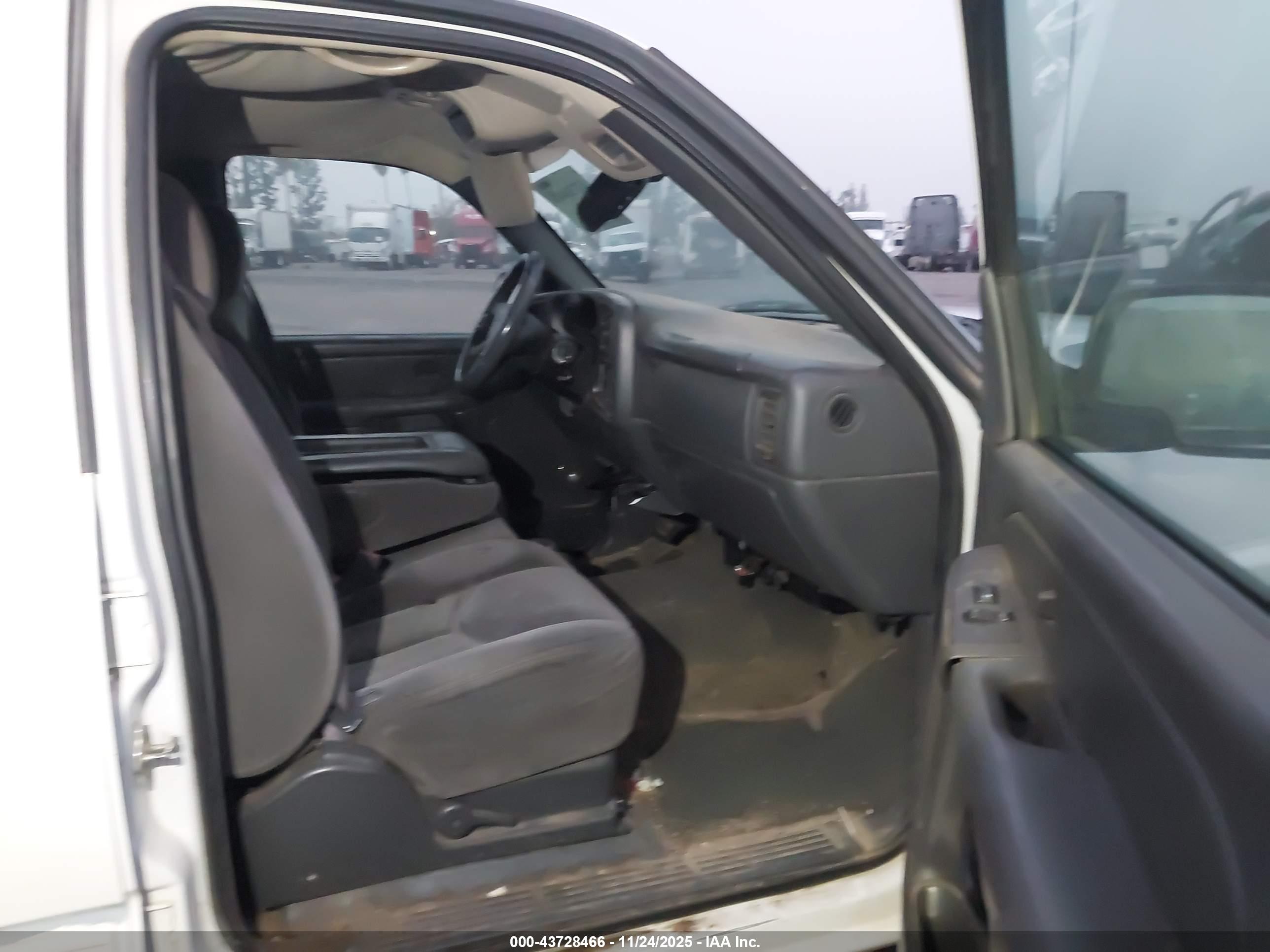 CHEVROLET SILVERADO image 5