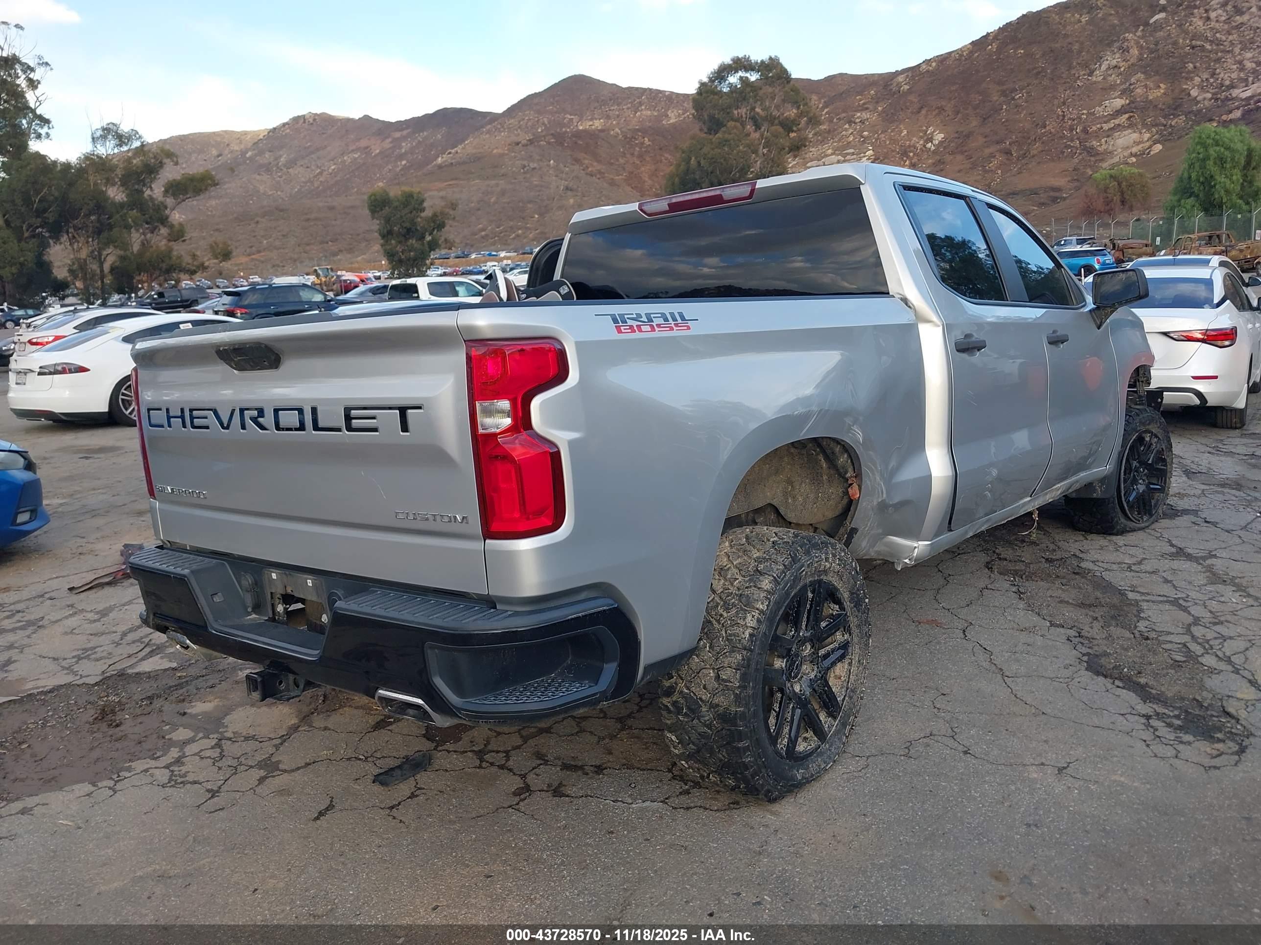 CHEVROLET SILVERADO image 4