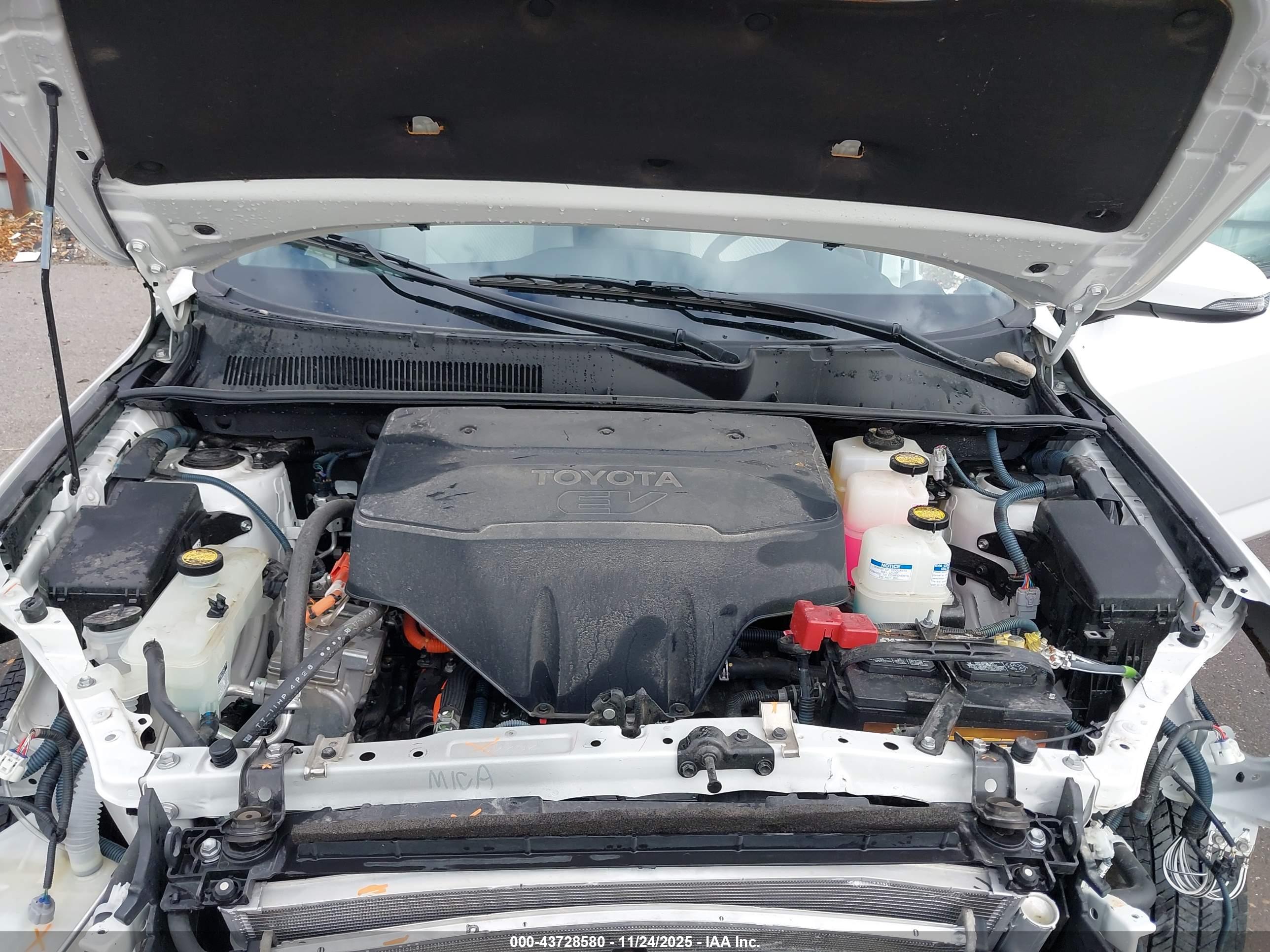 TOYOTA RAV4 image 10