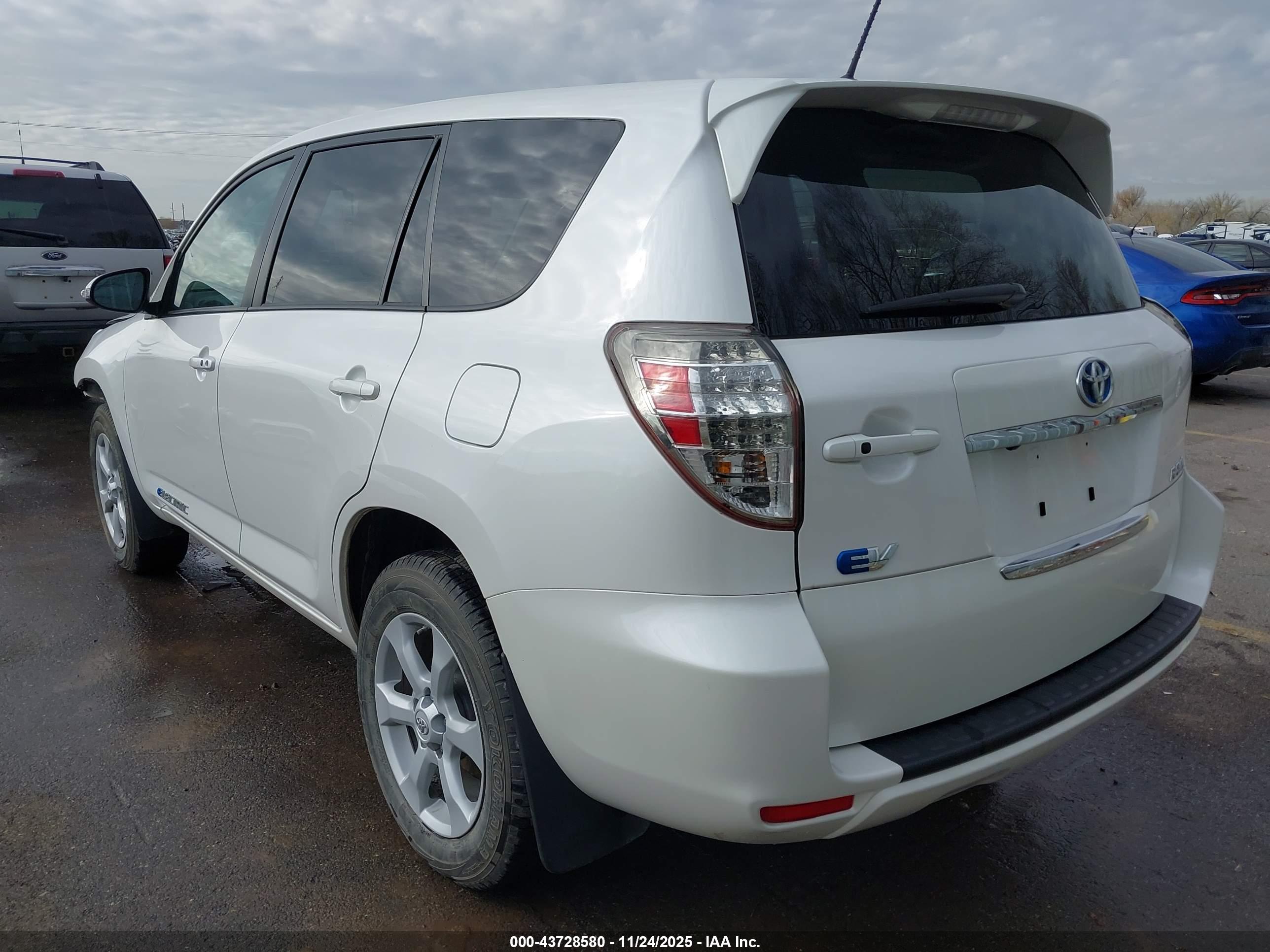 TOYOTA RAV4 image 3