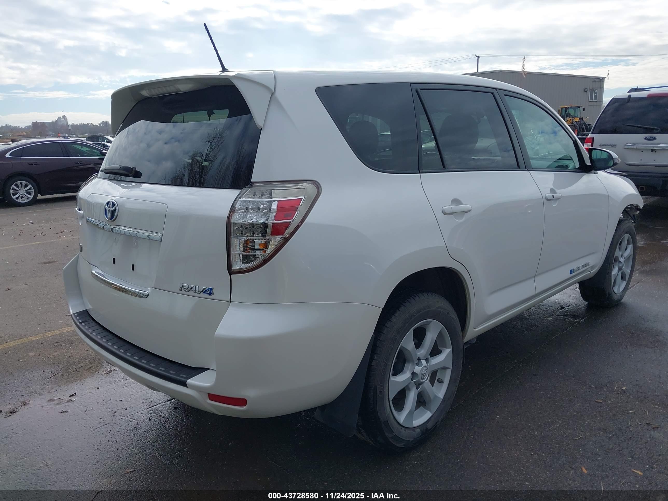 TOYOTA RAV4 image 4