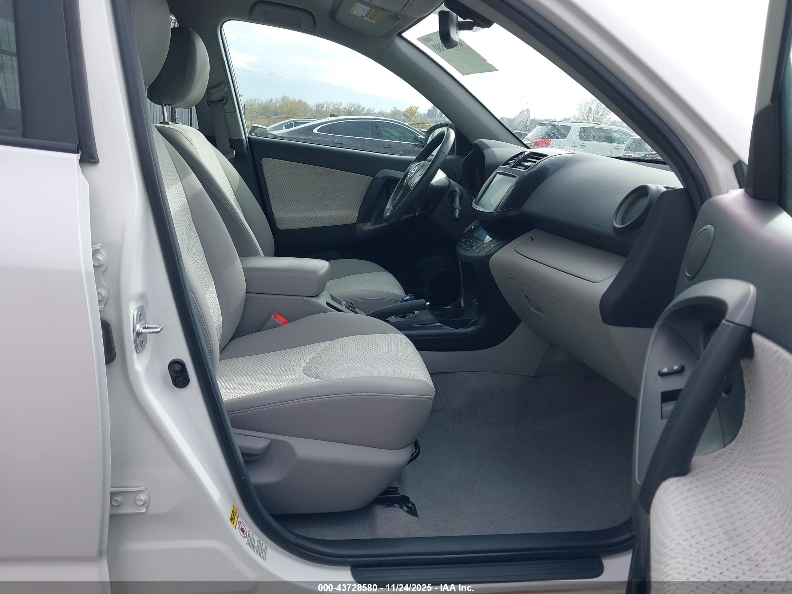 TOYOTA RAV4 image 5