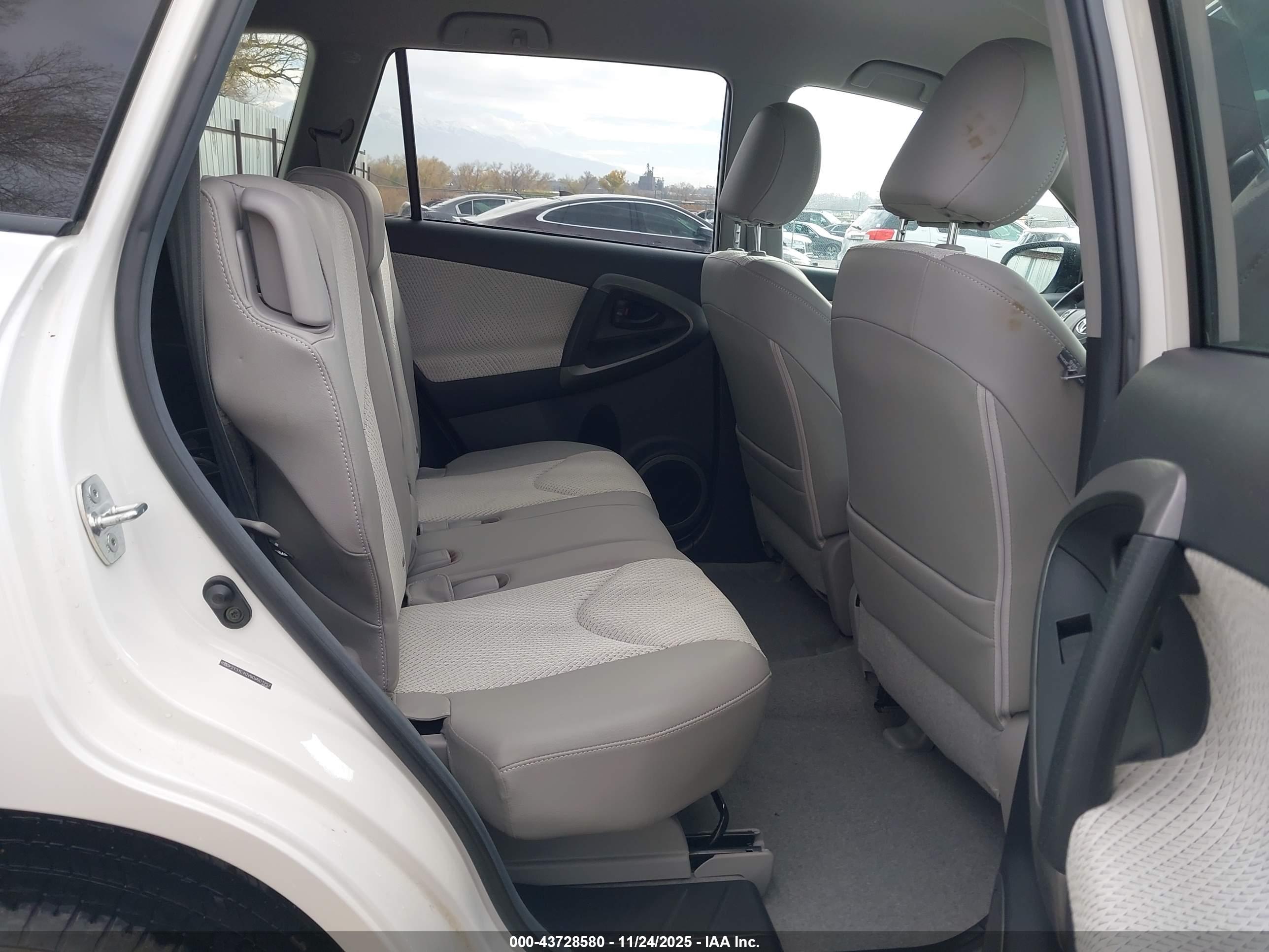 TOYOTA RAV4 image 8