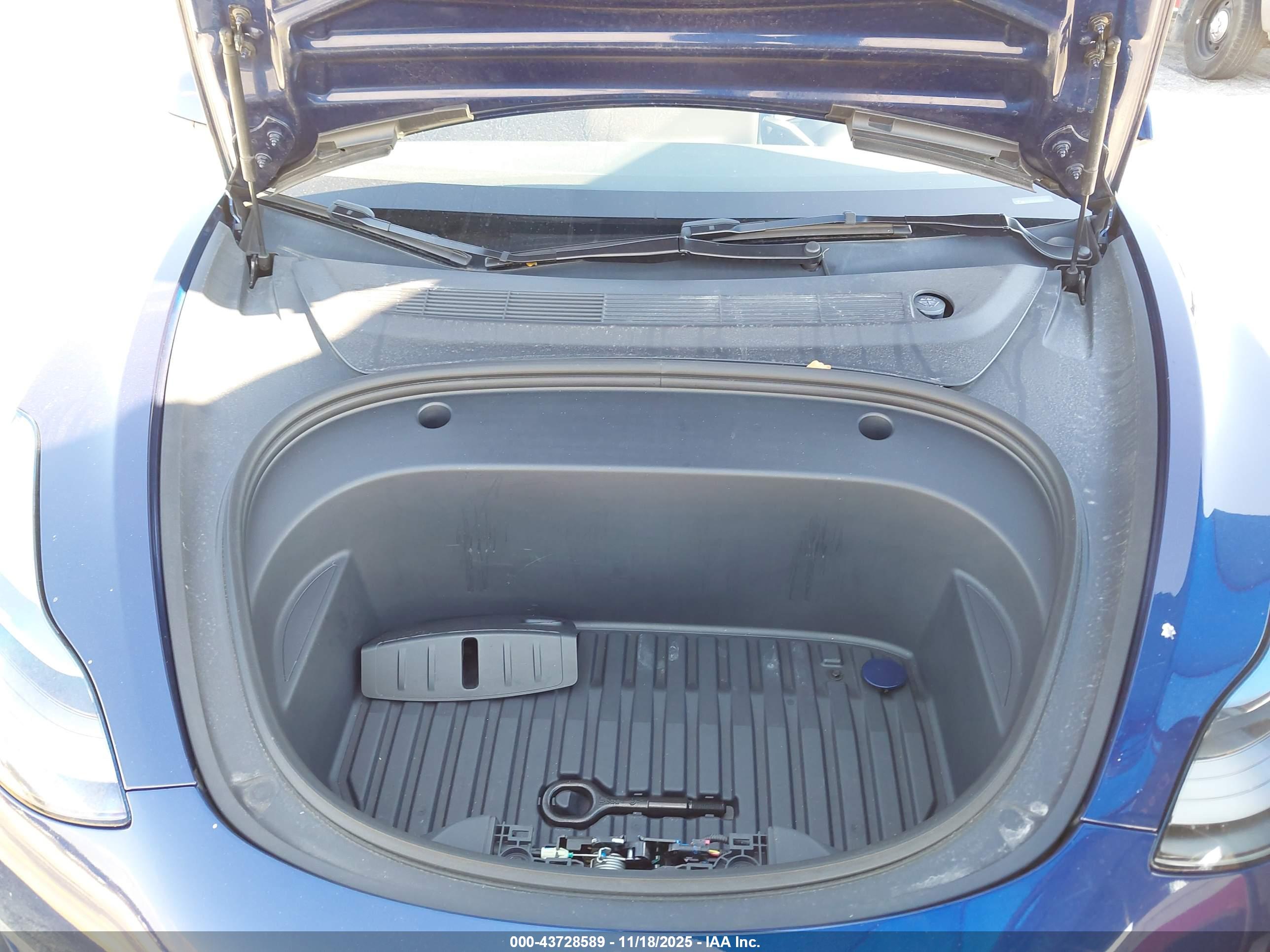 TESLA MODEL image 10