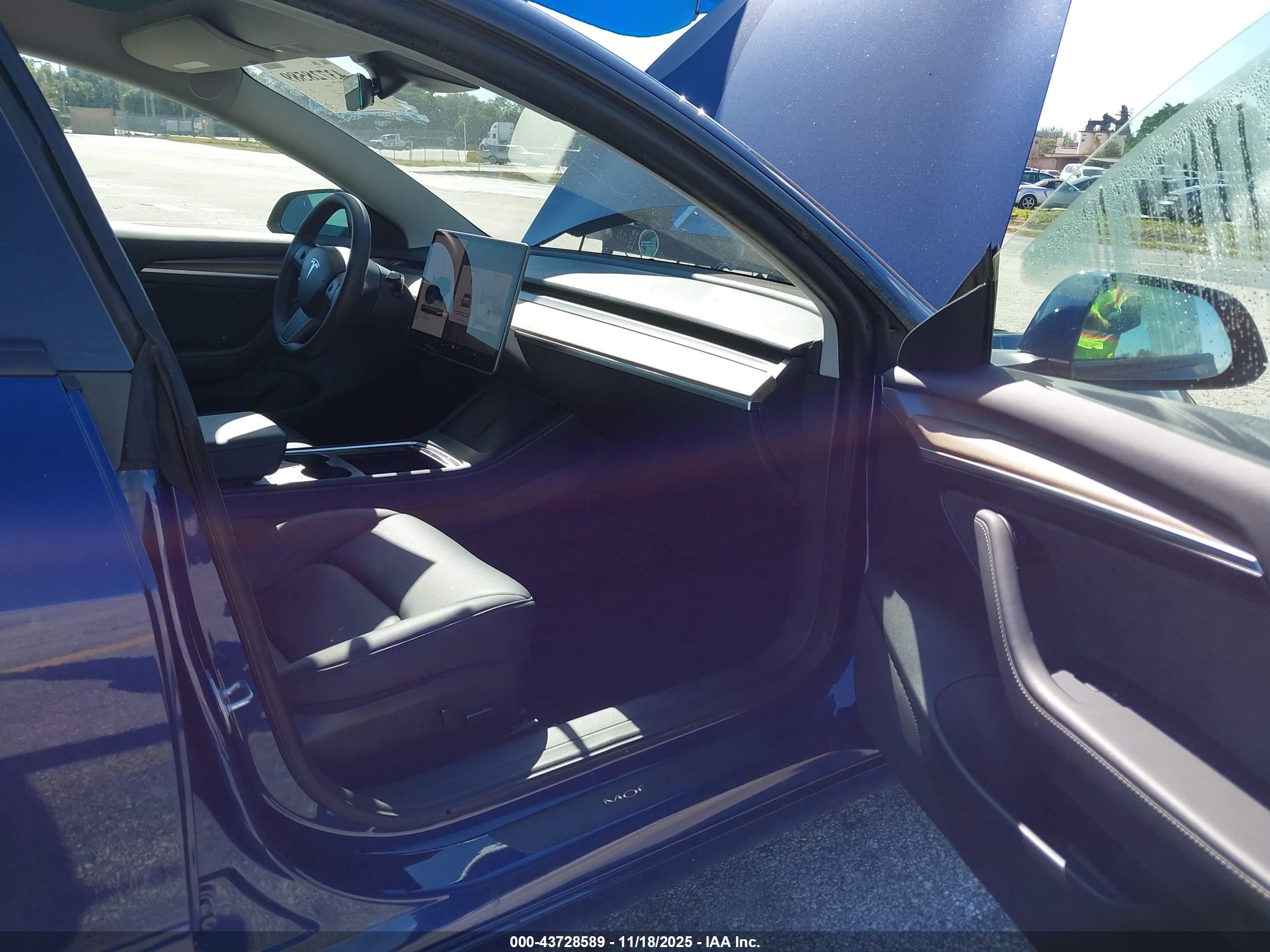 TESLA MODEL image 5