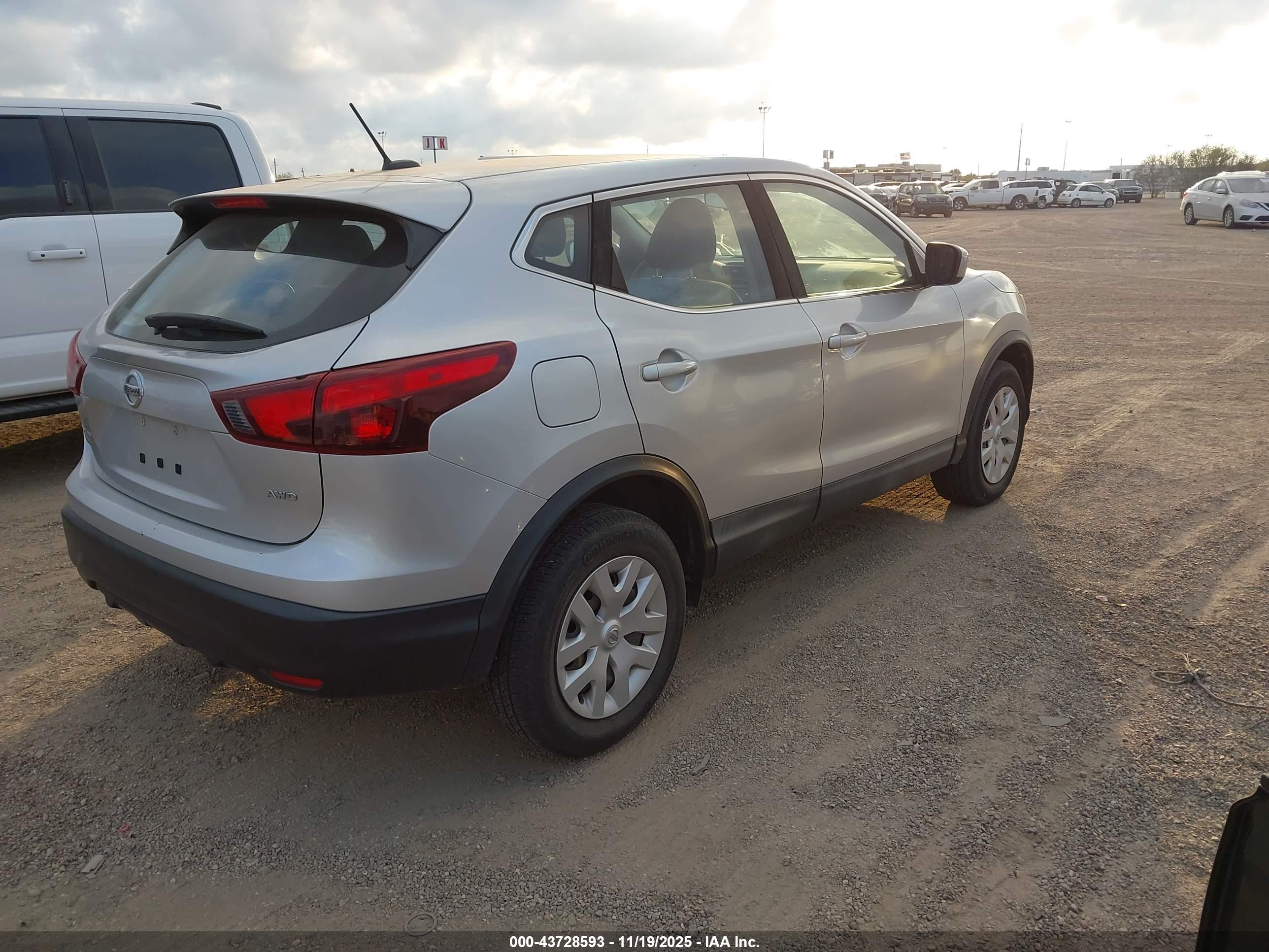 NISSAN ROGUE image 4