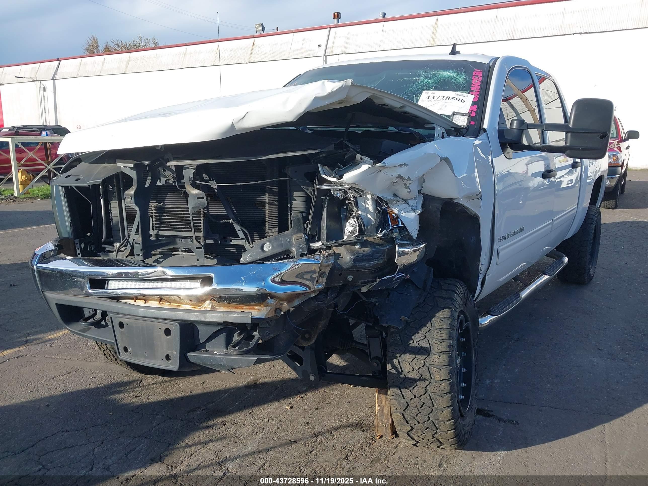 CHEVROLET SILVERADO image 6