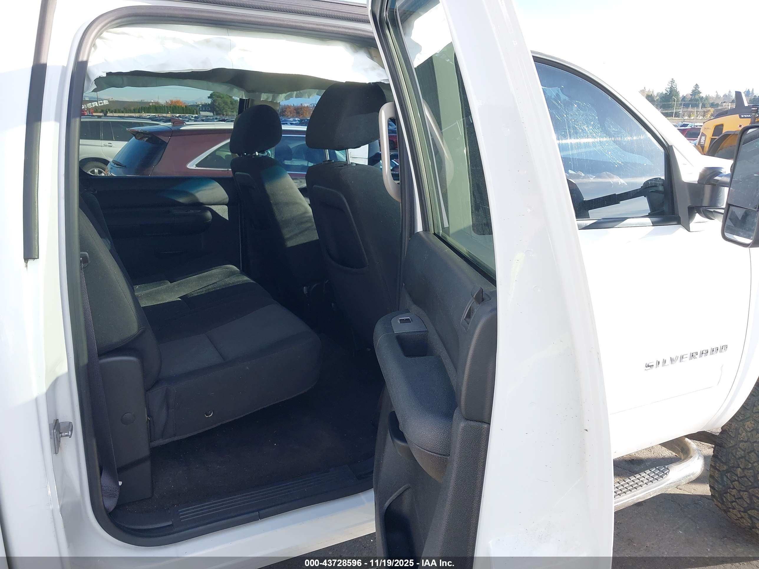 CHEVROLET SILVERADO image 8
