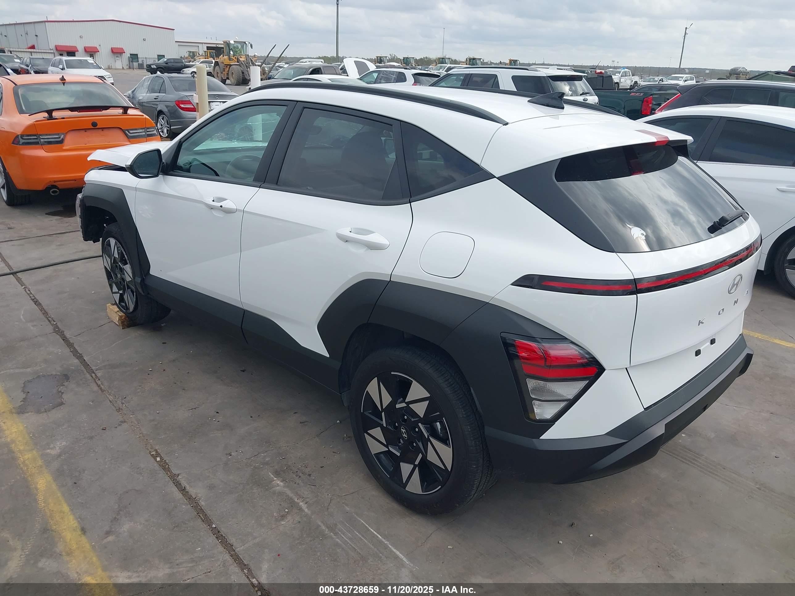 HYUNDAI KONA image 3