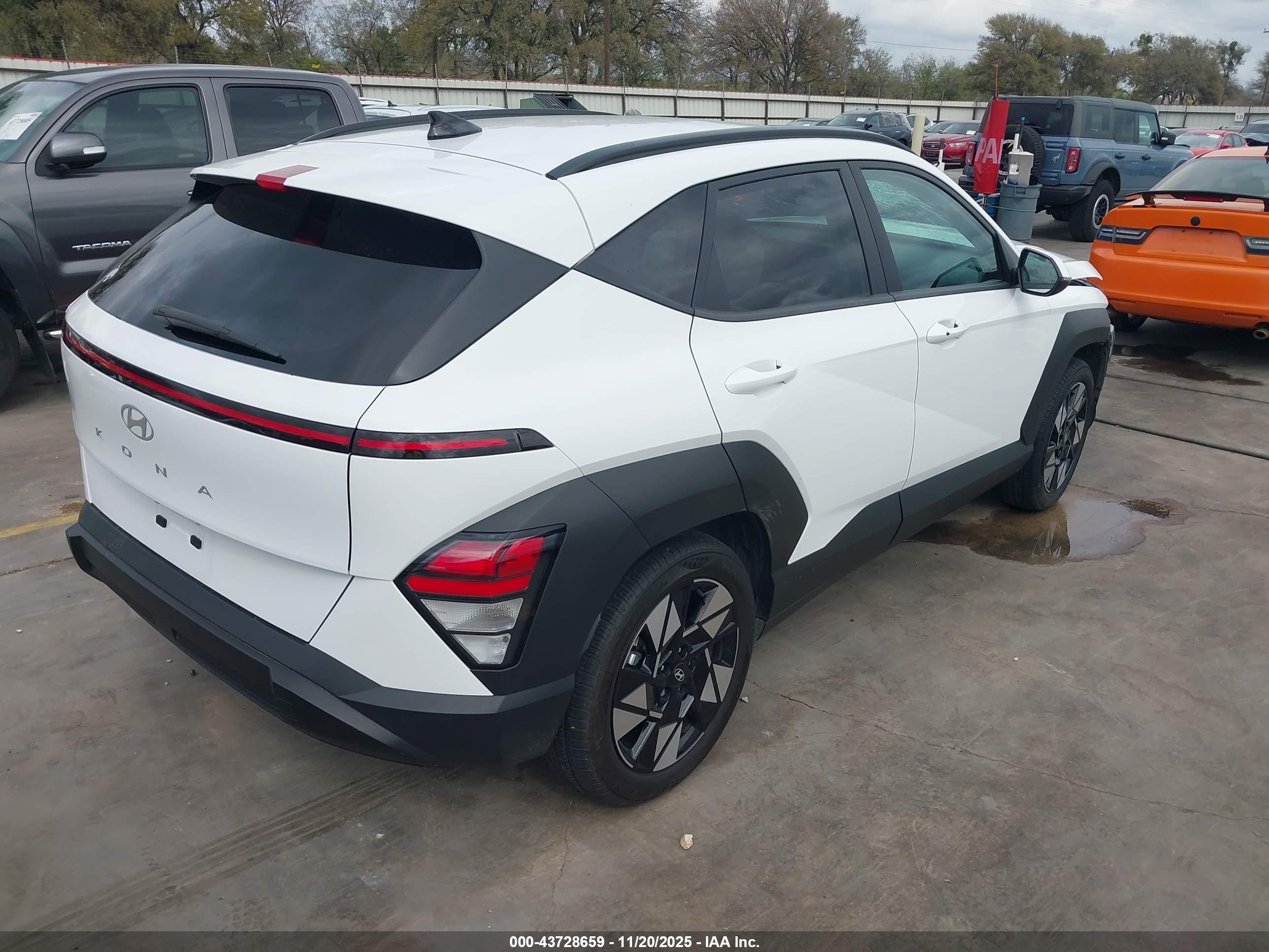 HYUNDAI KONA image 4