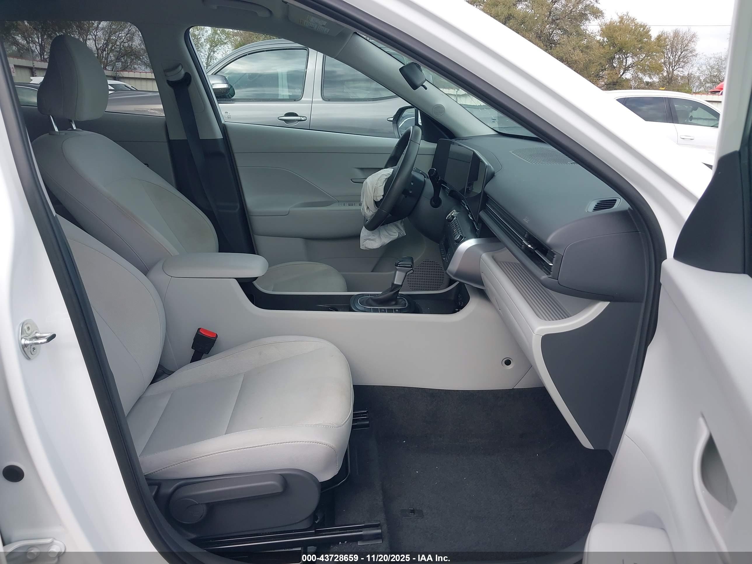 HYUNDAI KONA image 5
