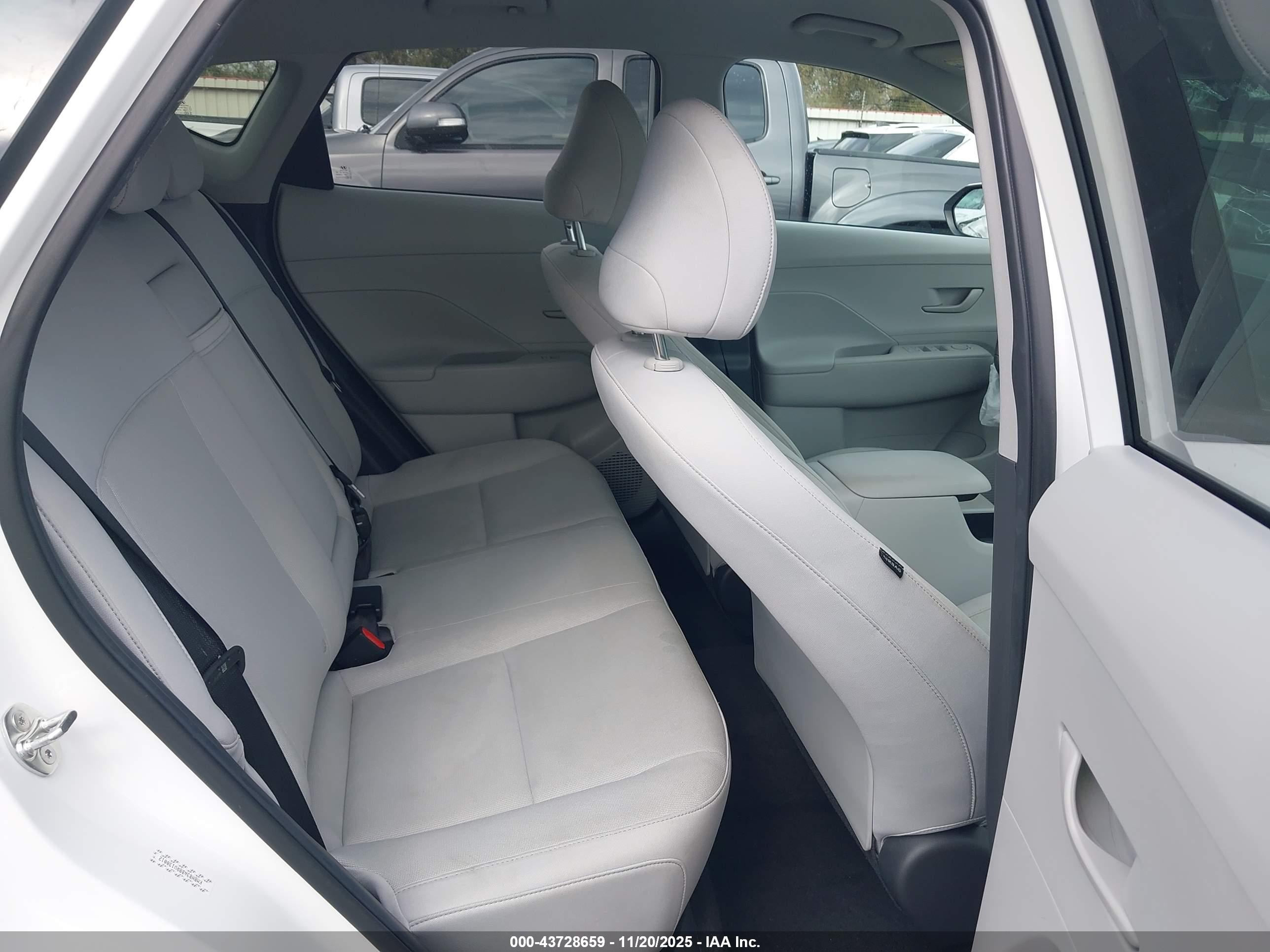 HYUNDAI KONA image 8