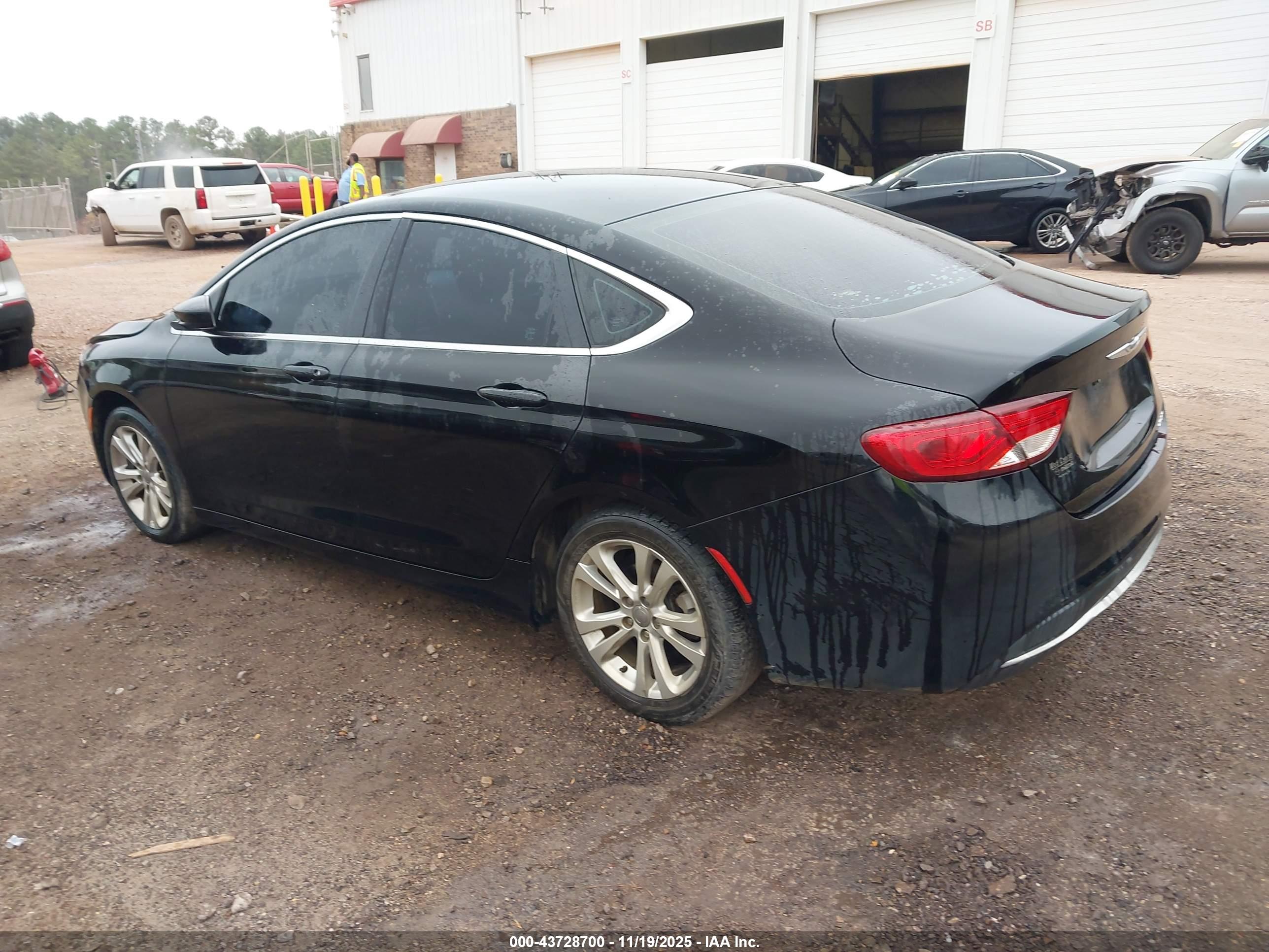 CHRYSLER 200 image 3