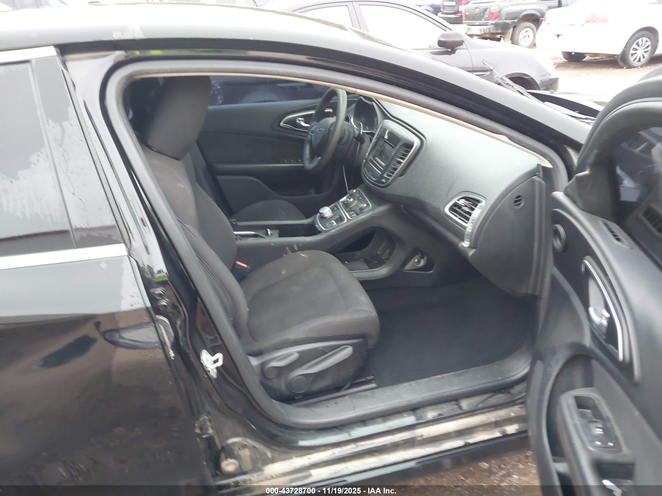 CHRYSLER 200 image 5