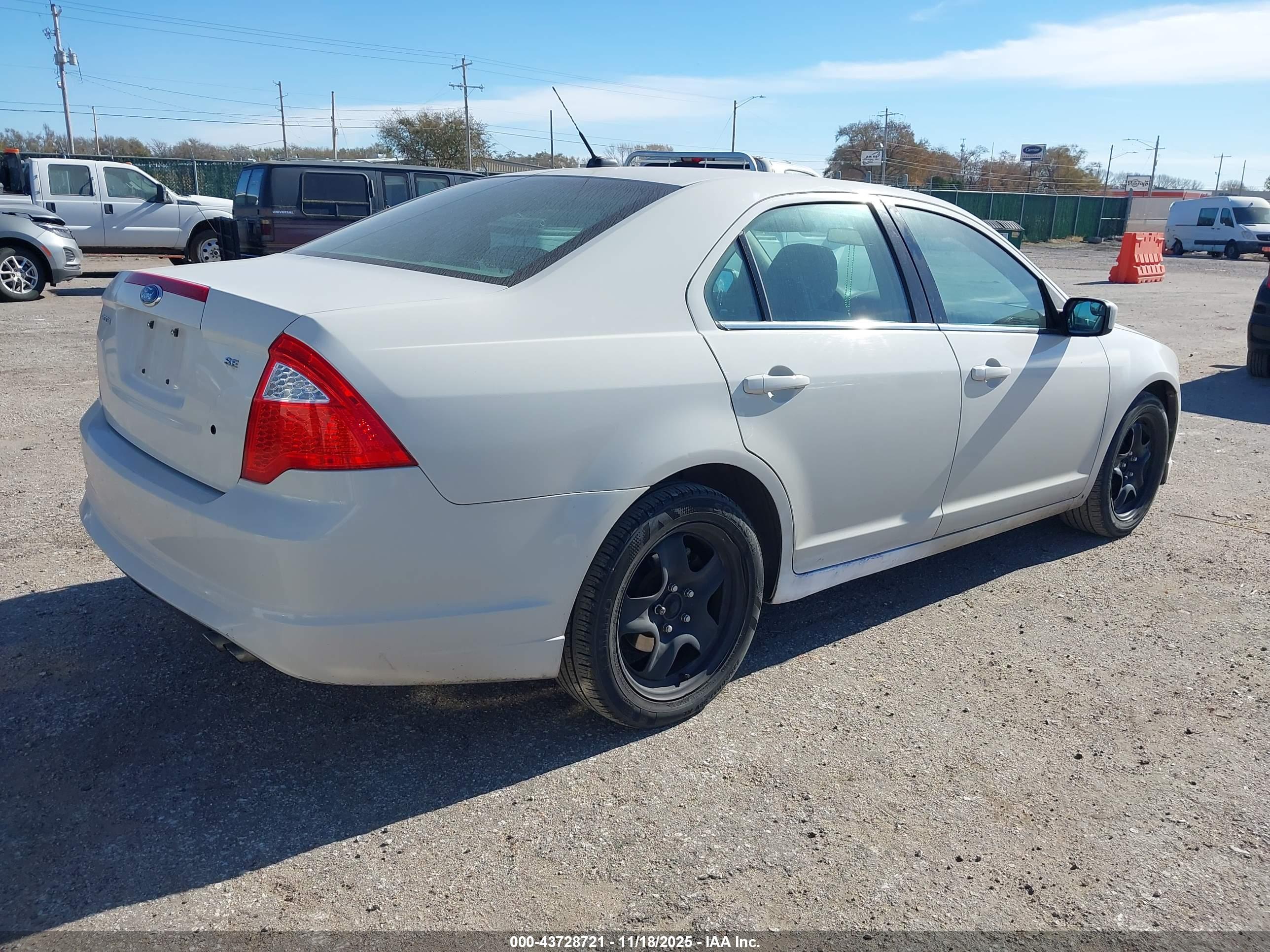FORD FUSION image 4