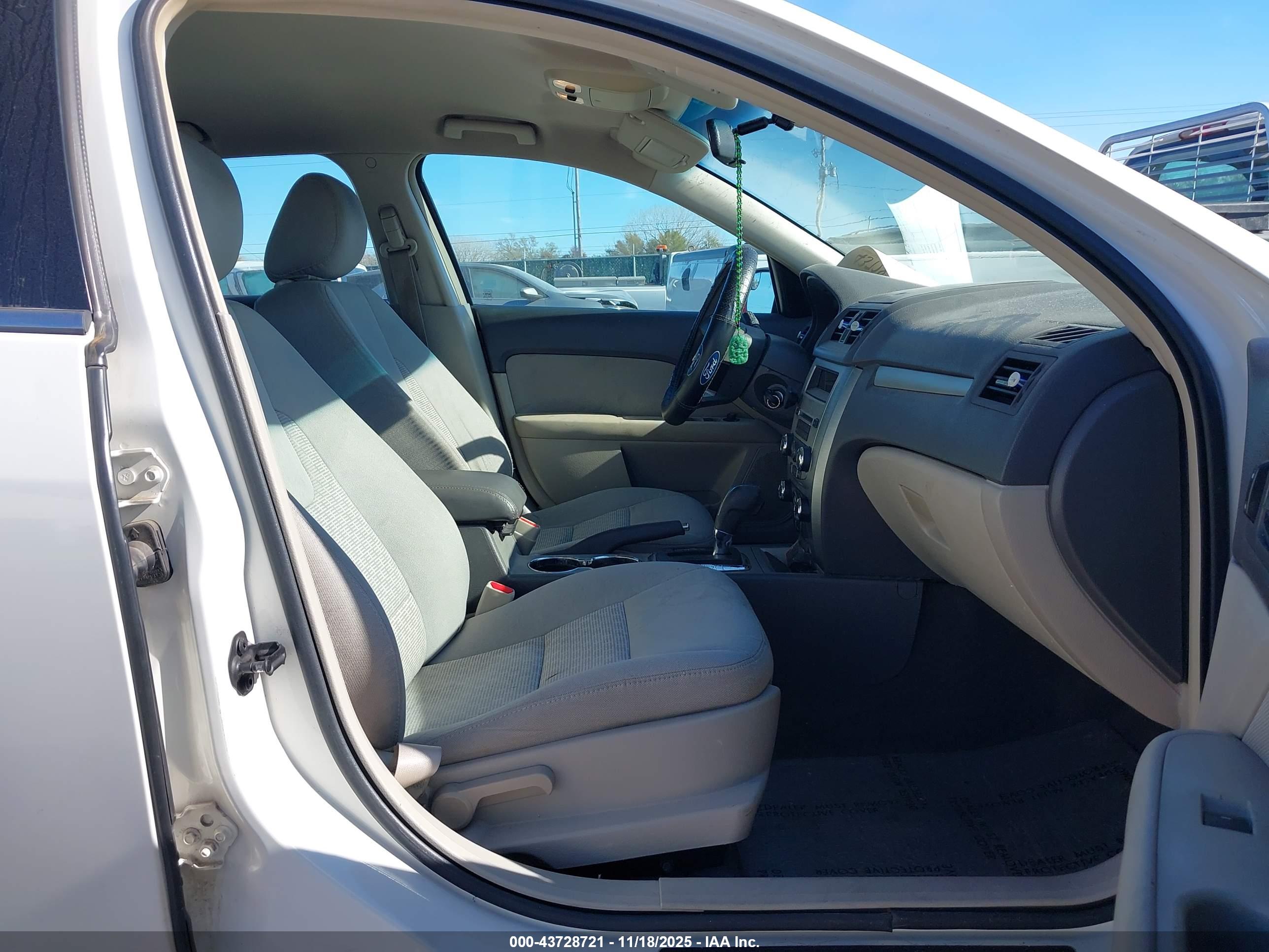 FORD FUSION image 5